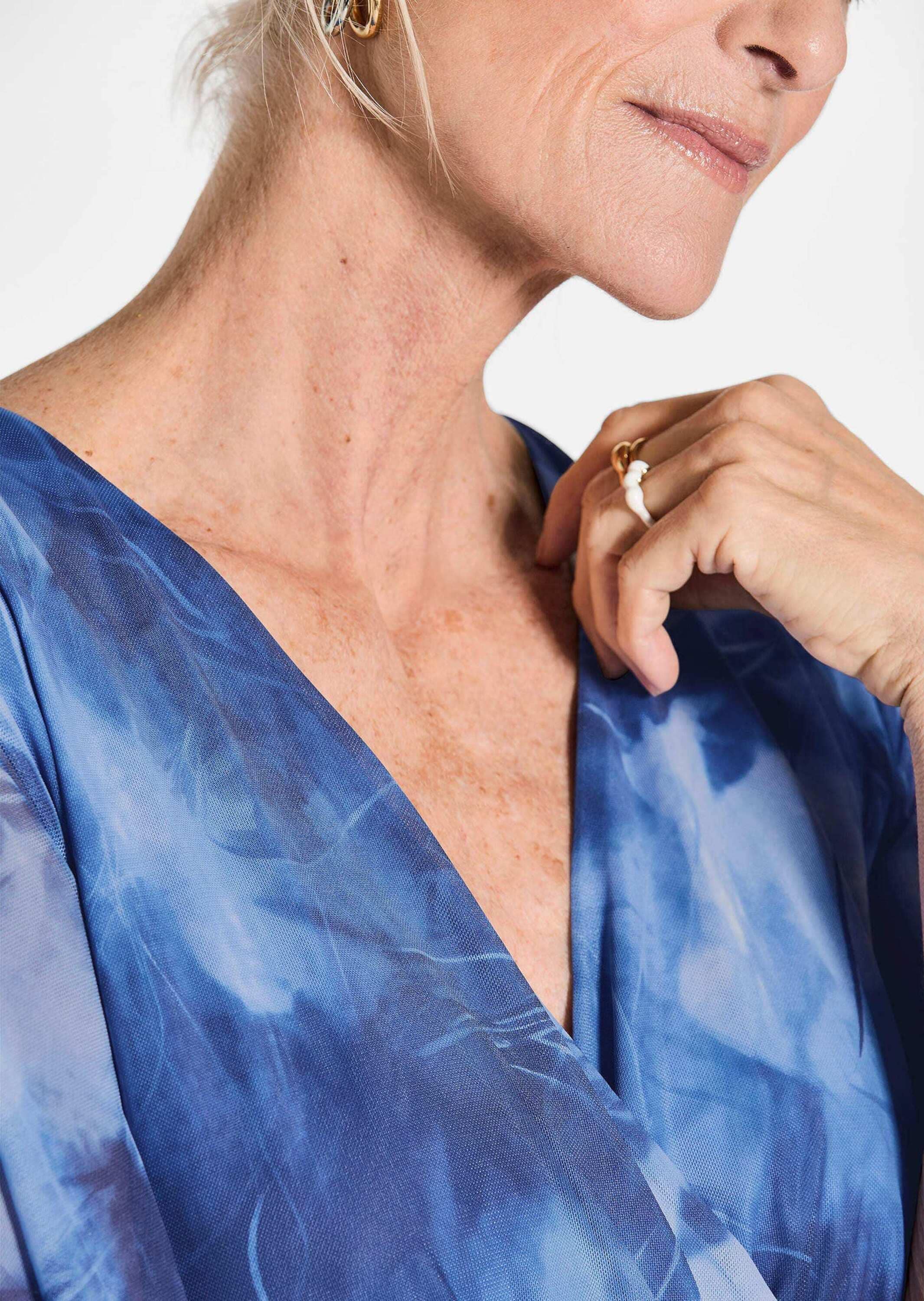 GOLDNER Sommerkleid »Kurzgröße Wickelkleid mit Blütenprint, tailliert«