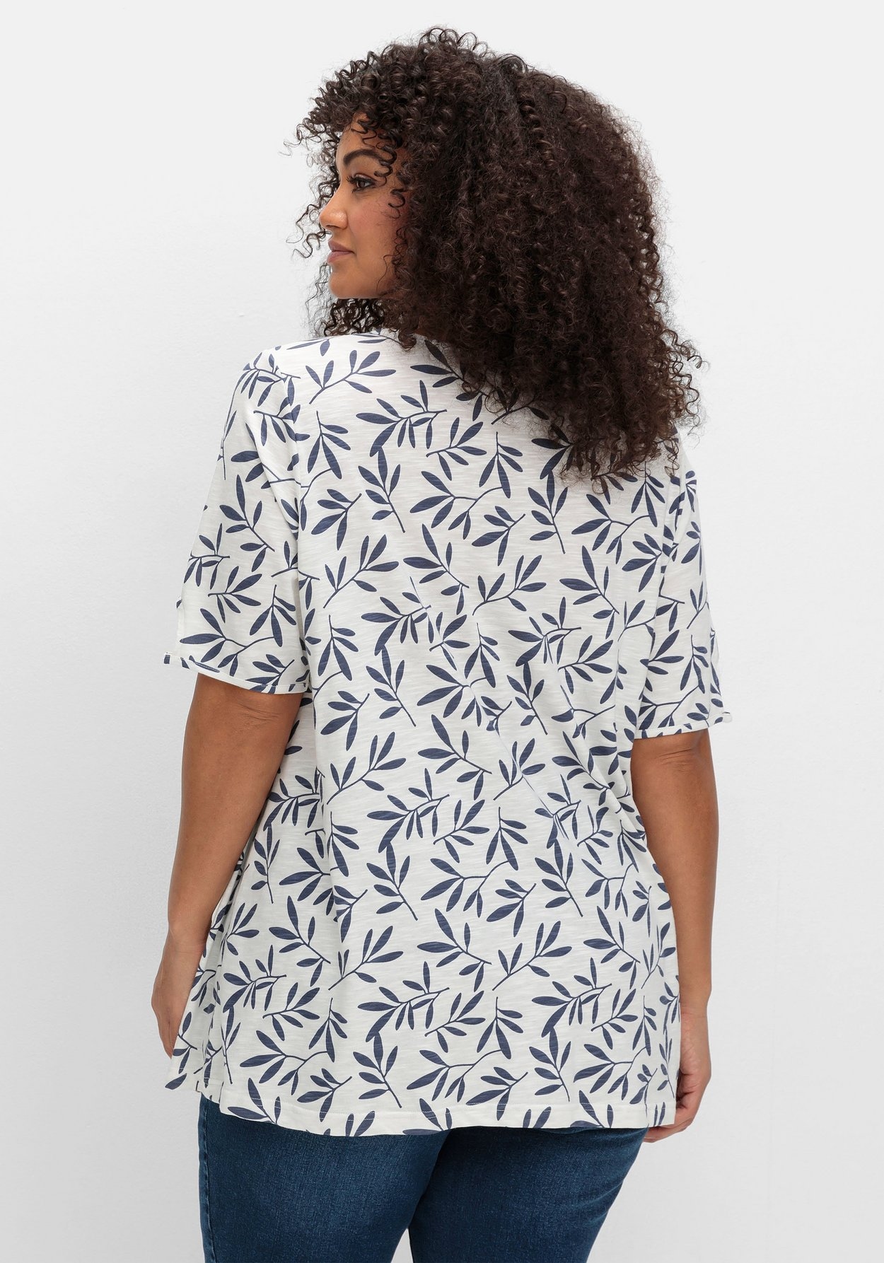 Sheego T-Shirt »Shirt mit Blätterprint und Perlen-Detail«
