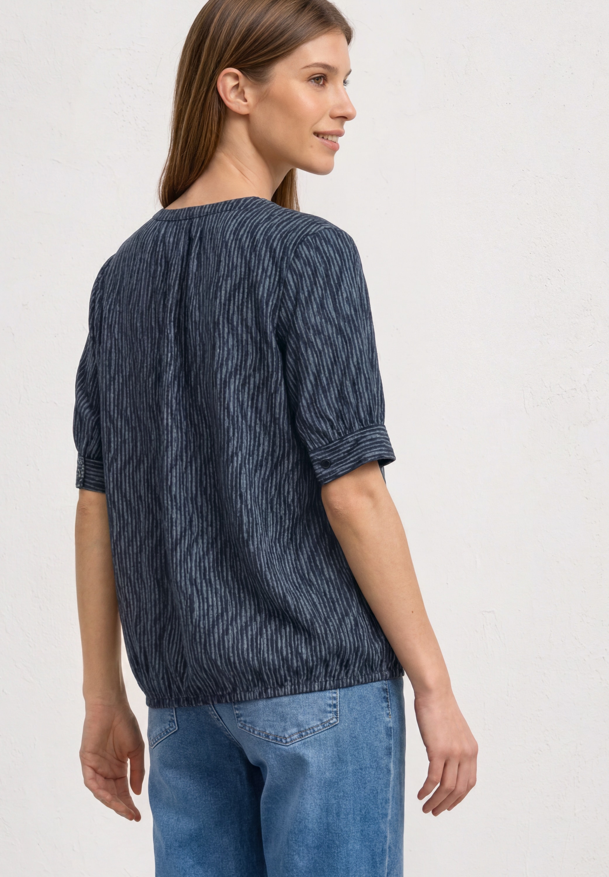 STREET ONE Kurzarmbluse Kurze Sommerbluse mit Allover-Print und Splitneck
