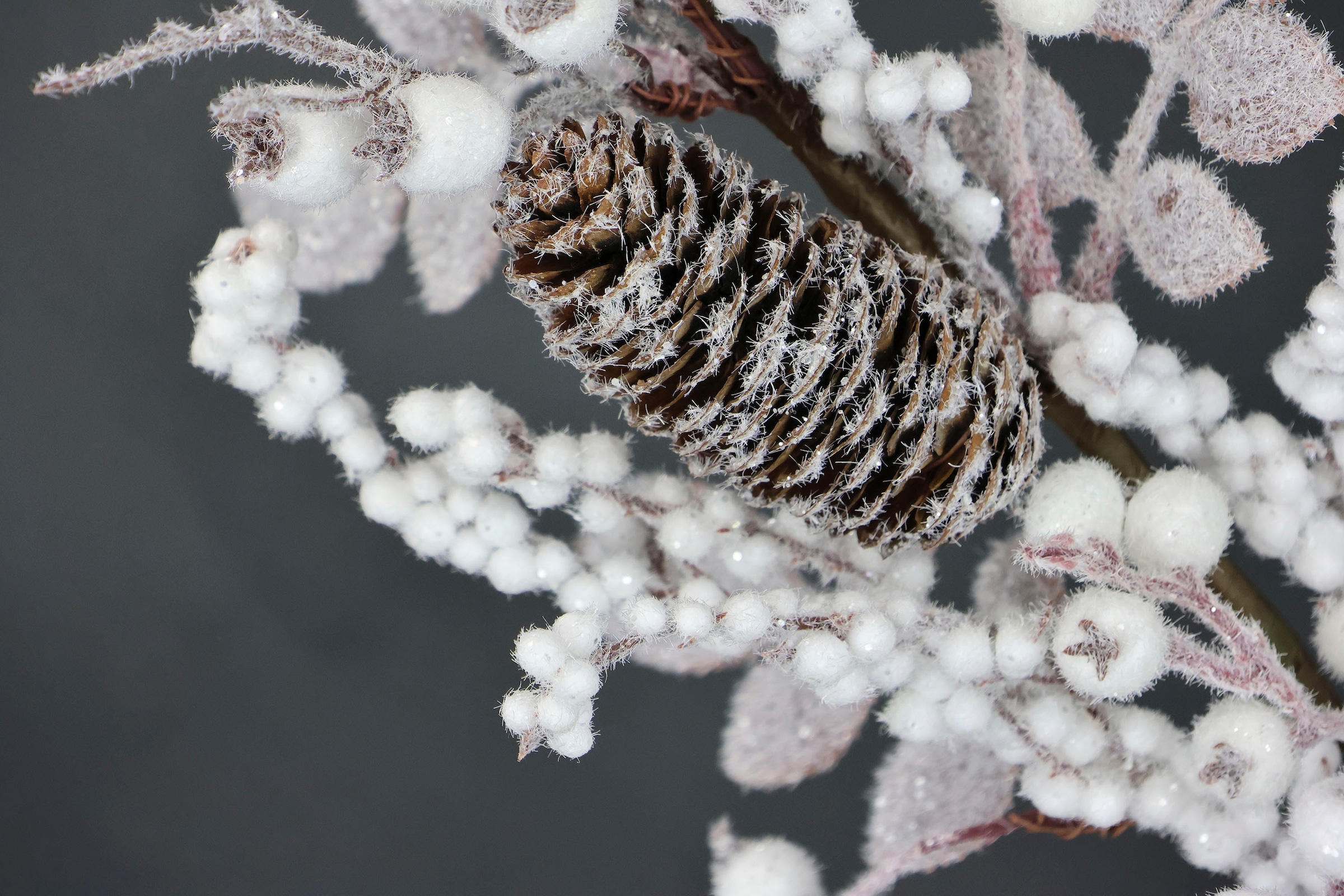 I.GE.A. Kunstzweig »Beerenzweig mit Zapfen geeist«, 2er Set Künstlicher Zweig Blume Weihnachtsdeko Dekozweig Dekoration