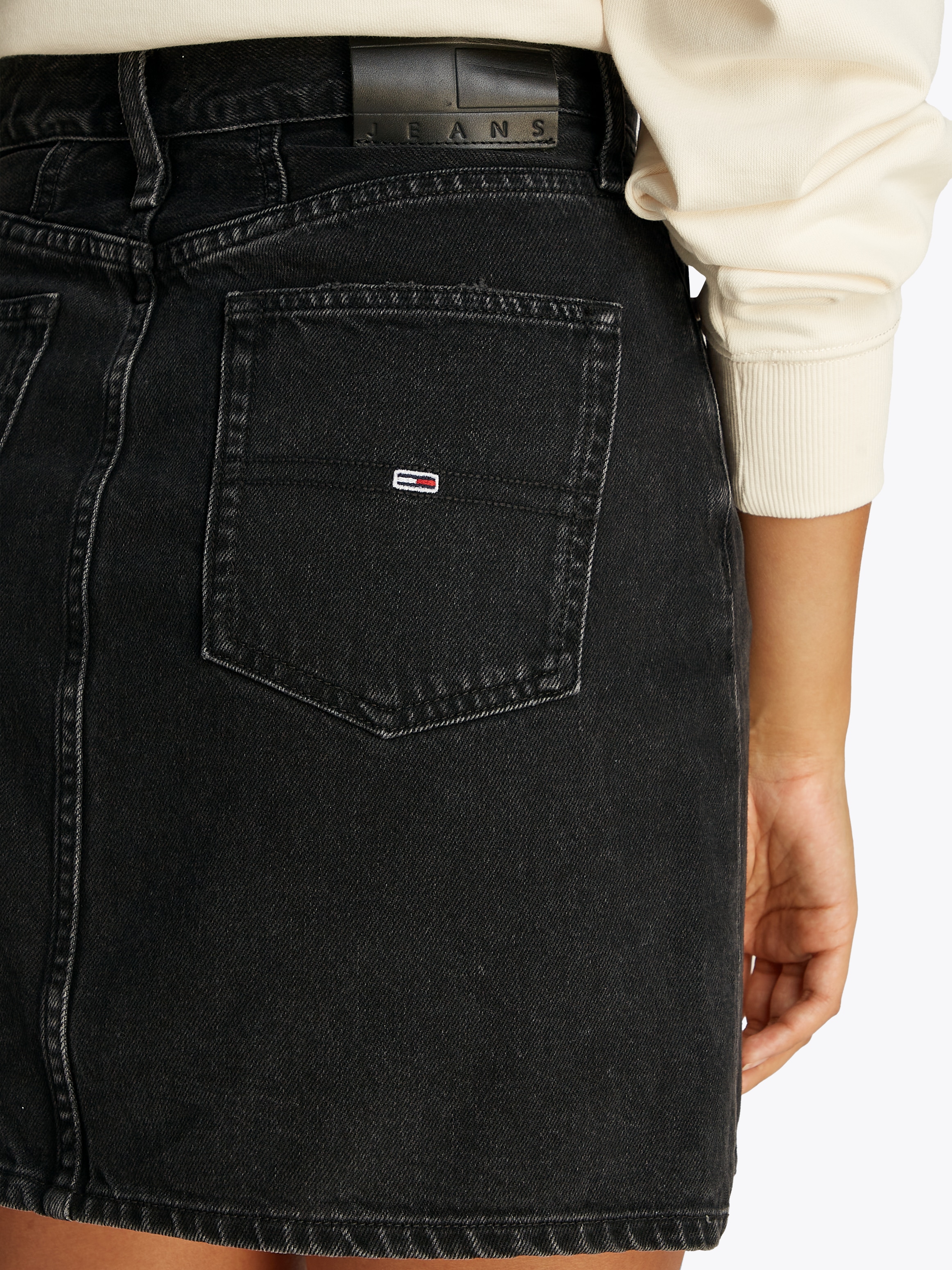 Tommy Jeans Jeansrock »MOM SKIRT BI8080«, in schwarzer Waschung, in Mini-Länge