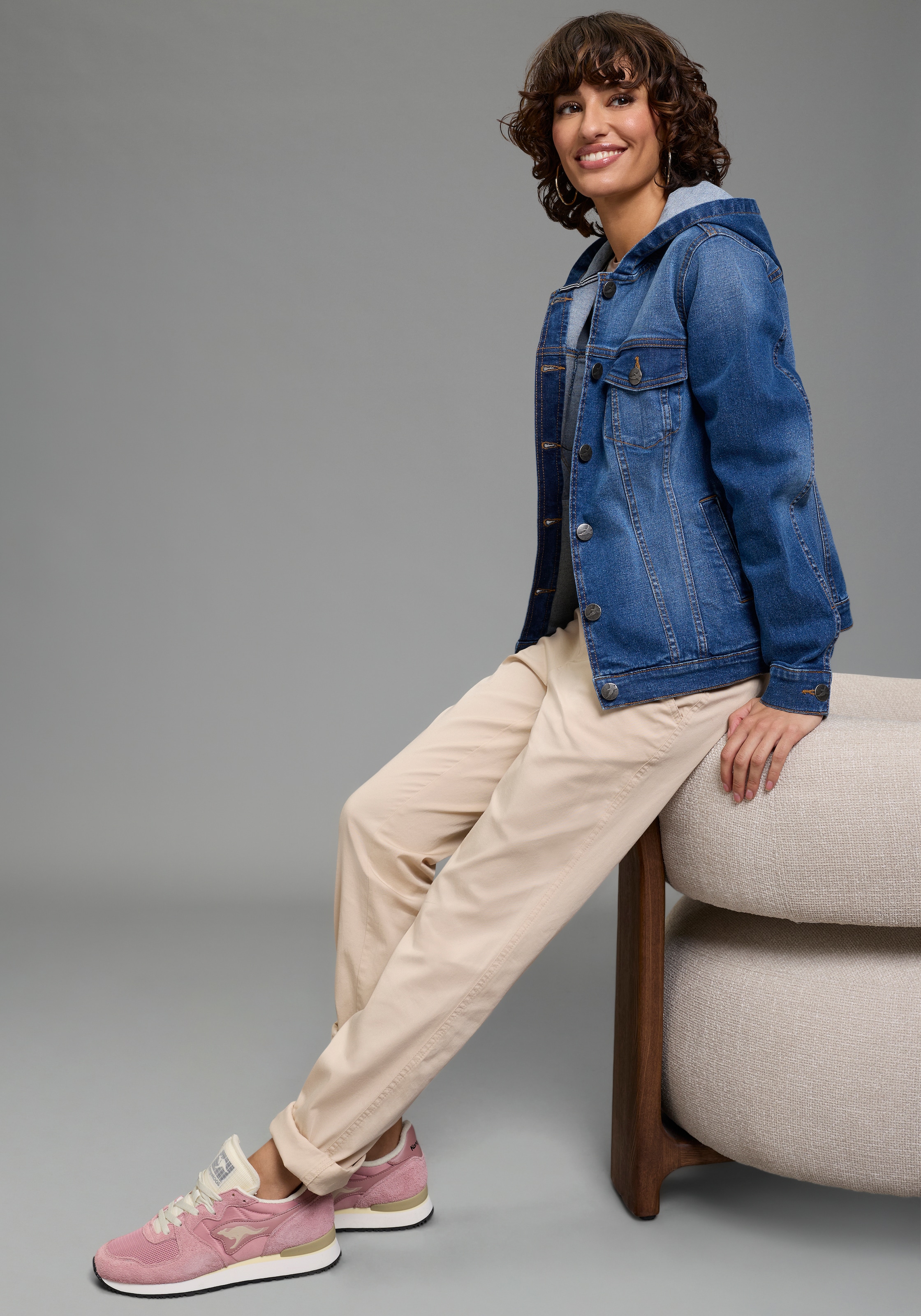 Arizona Jeansjacke mit Kapuze mit Kapuze, Regular Fit, mit Knopfleiste, mit Knopf-Applikationen