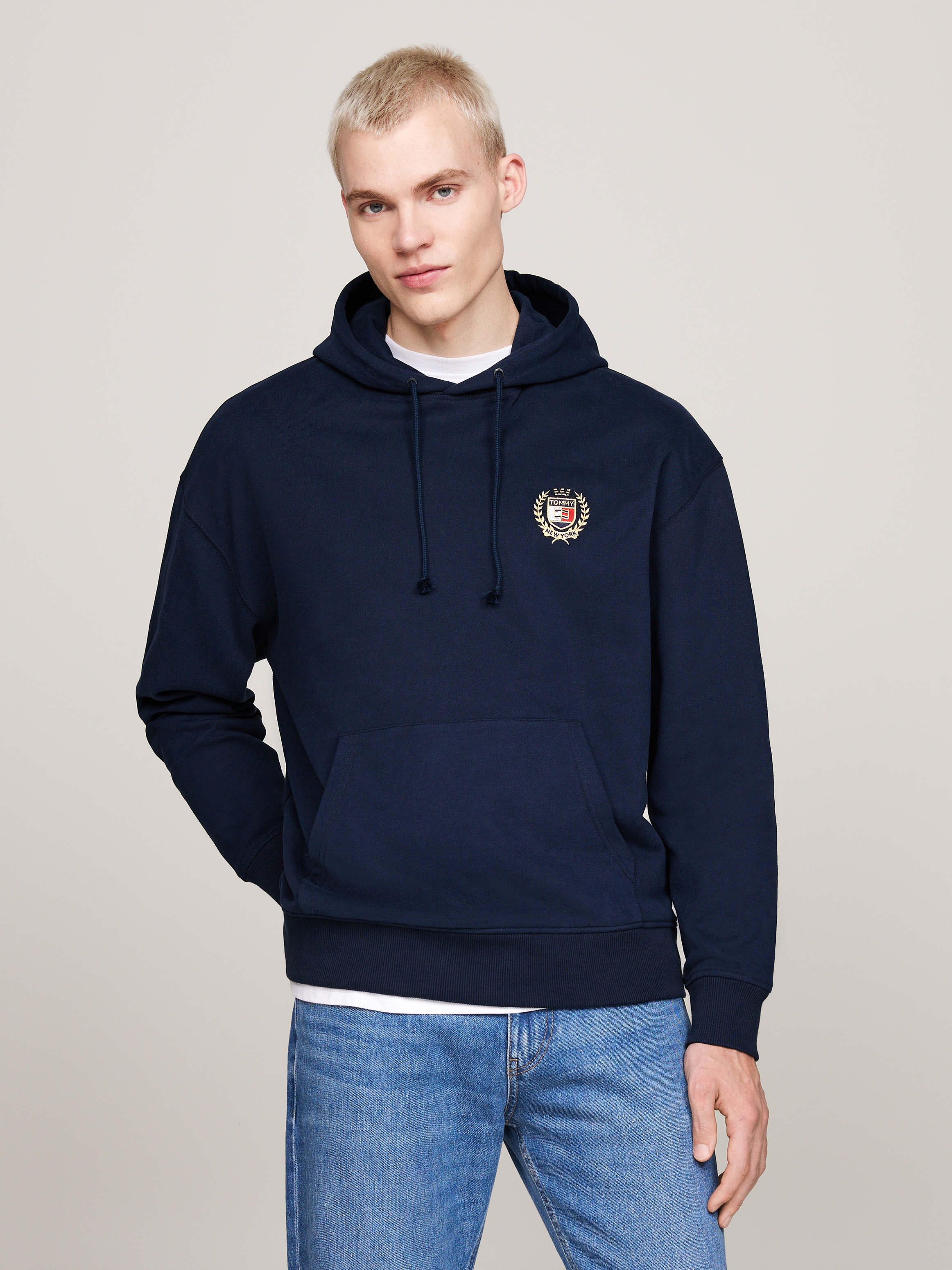 Sweatshirt »TJM REG TJ FLAG CREST HOOD EXT«, besticktes Markenlogo auf Brusthöhe