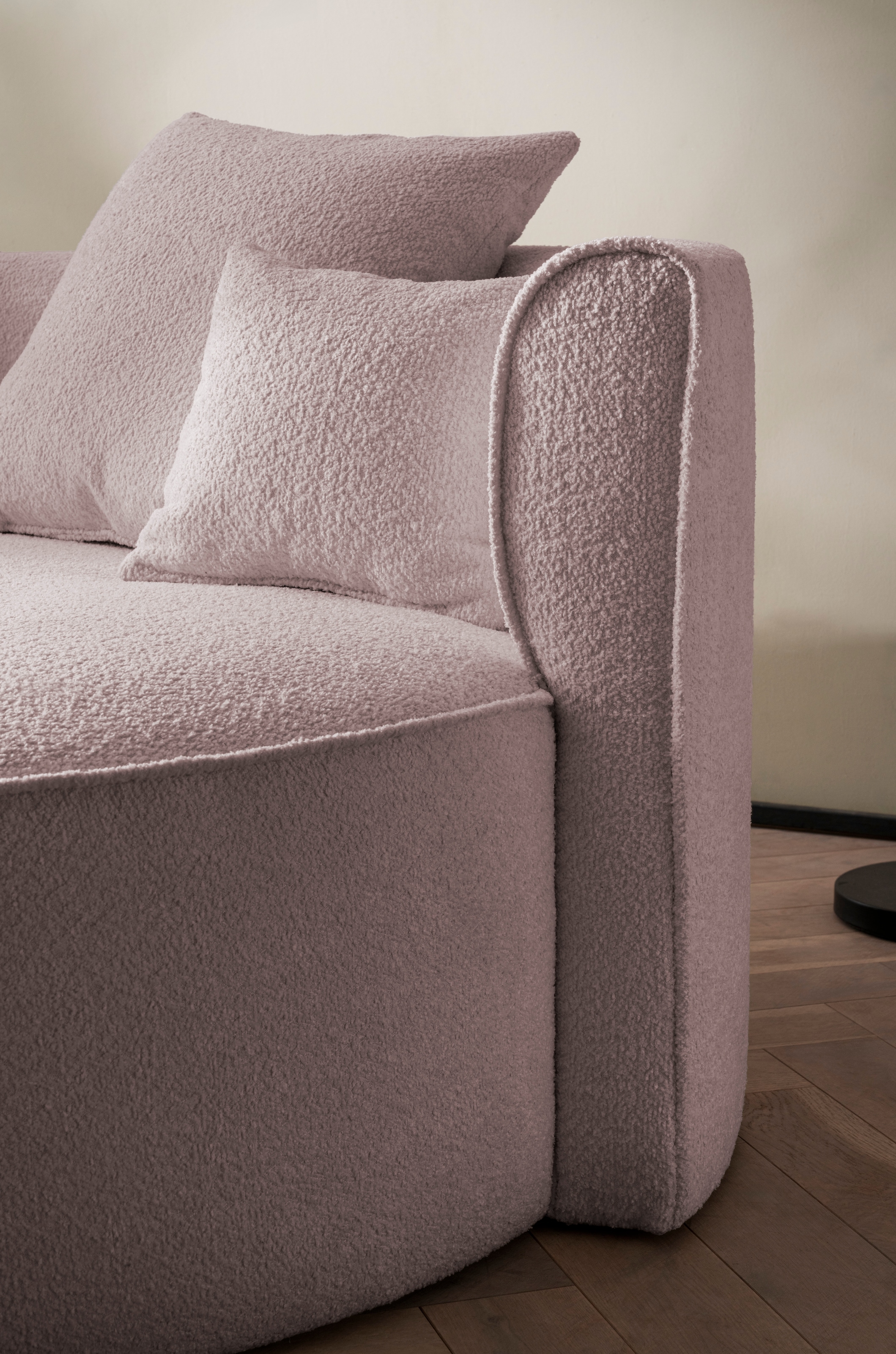 LeGer Home by Lena Gercke 2,5-Sitzer »ISALIE, rundes Loungesofa, mit Kissen, perfekt gepolstert«, moderne Stoffe, mit 4 Zierkissen, extra große Sitzfläche