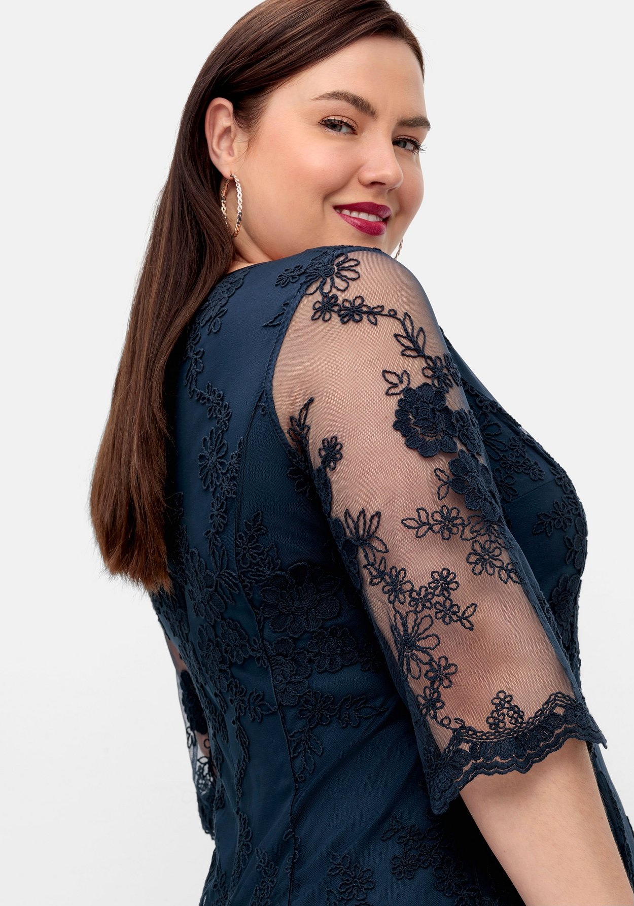 Sheego Abendkleid »Cocktailkleid aus Mesh, mit floraler Stickerei«
