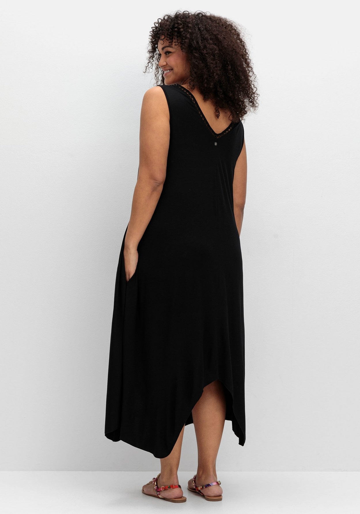 Sheego Shirtkleid »Jerseykleid mit Zipfelsaum und Lochstickerei«