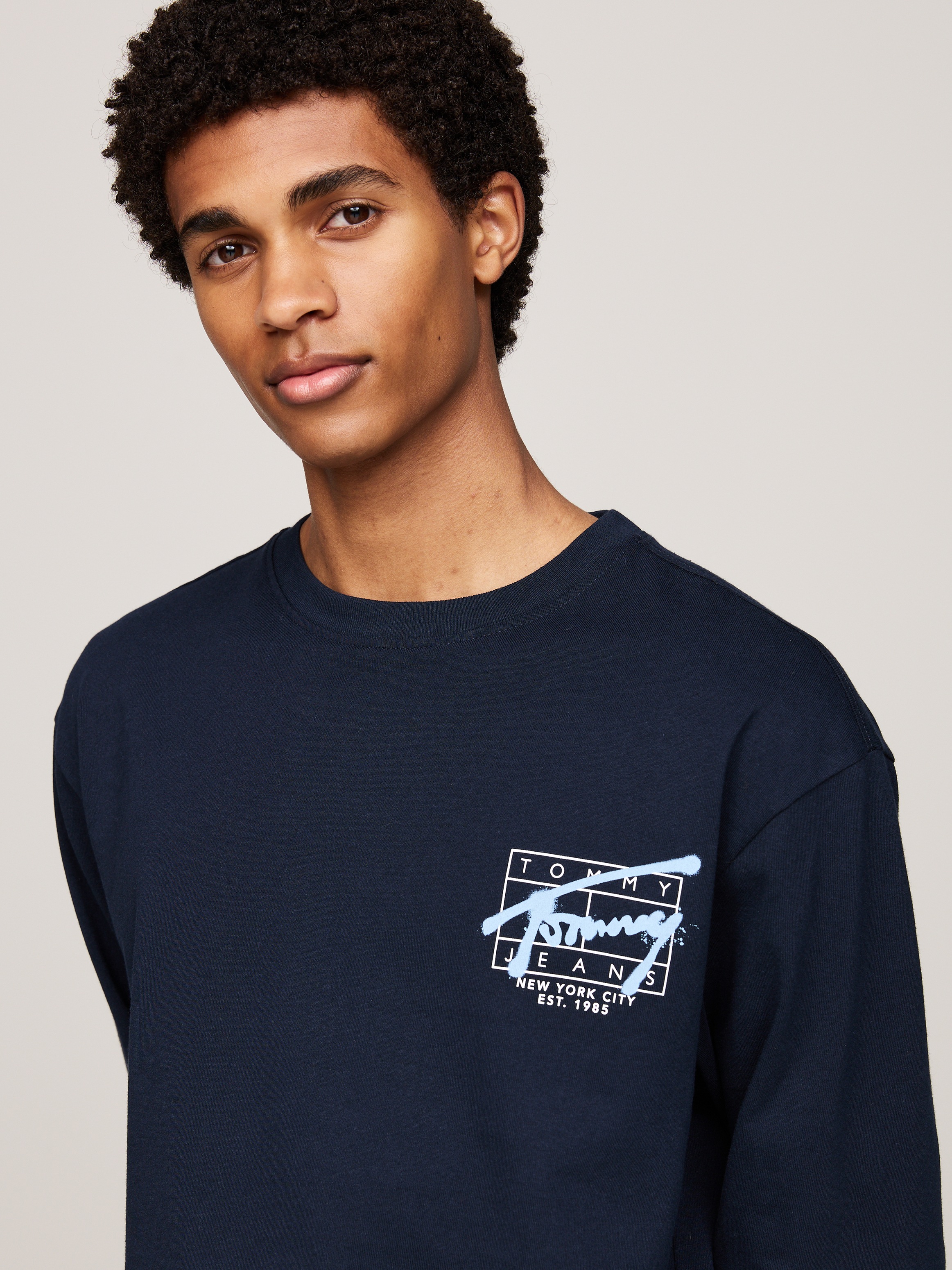 Tommy Jeans Plus Longsleeve »TJM REG SPRAY TEE LS EXT«, Große Größen, mit großem Print auf dem Rücken