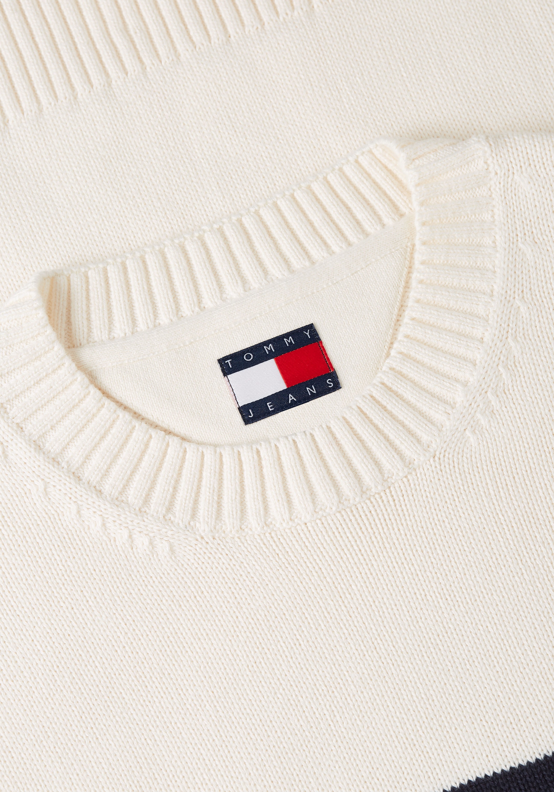 Tommy Jeans Strickpullover »REGULAR FLAG SWEATER« Regular fit mit Rundhalsausschnitt