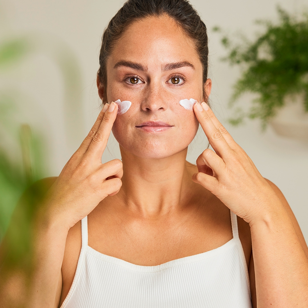 WELEDA Gesichtspflege »Weleda Straffende Tagespflege Granatapfel & Maca-Peptide« mindert Falten & strafft, stärkt die natürliche Ausstrahlung der Haut