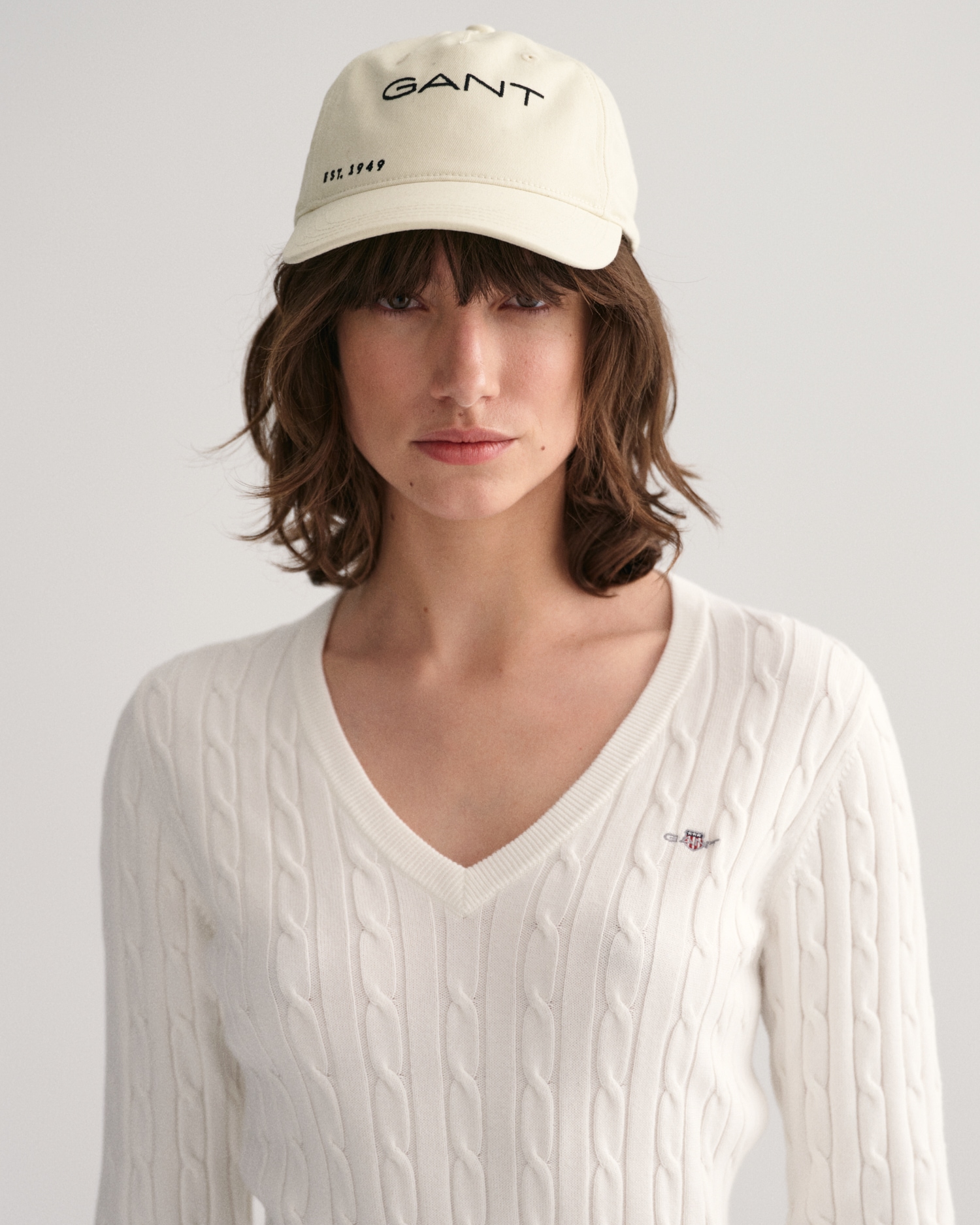 Gant Strickpullover »STRETCH COTTON CABLE V-NECK« mit Logostickerei auf der Brust