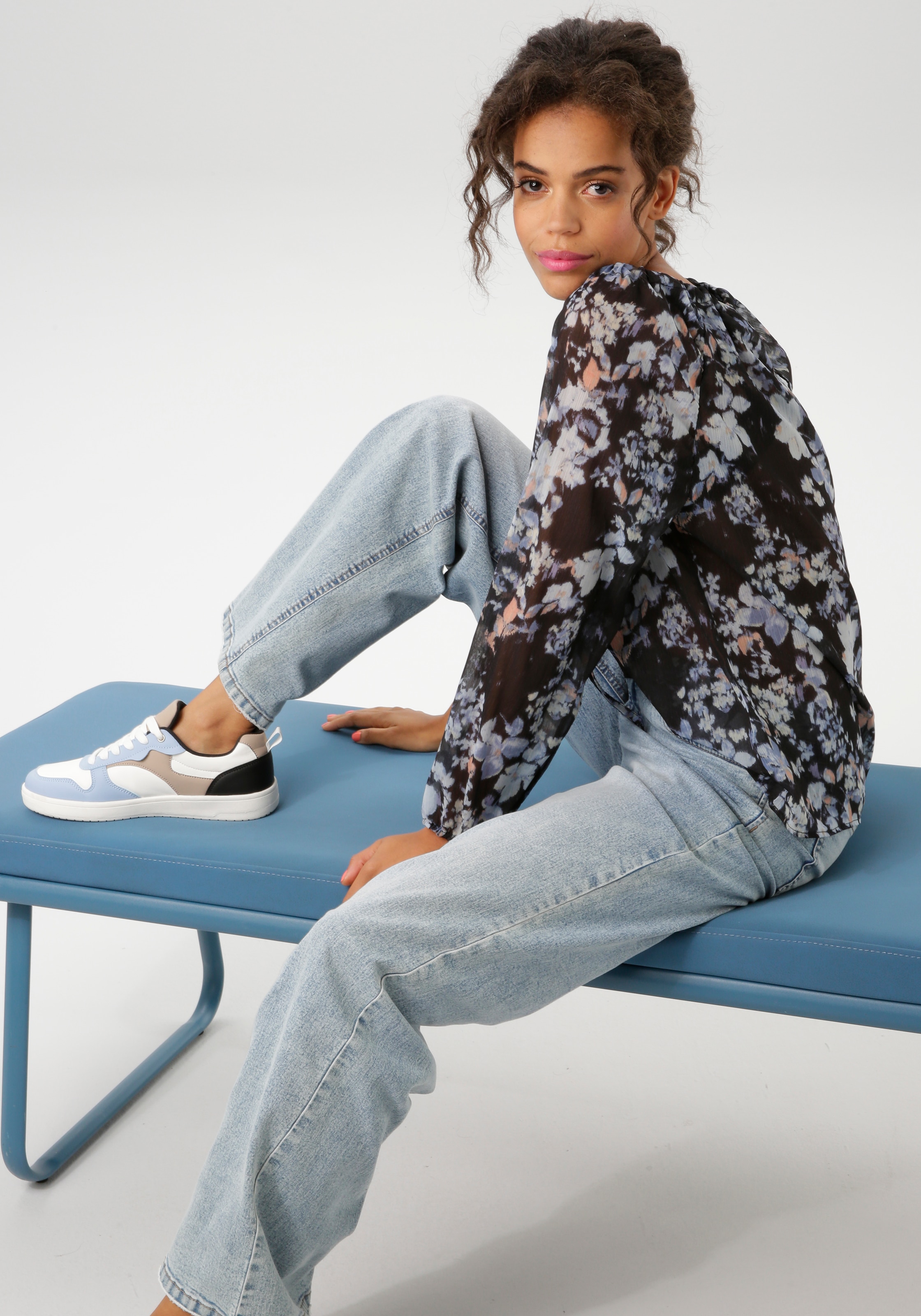 Aniston CASUAL Schlupfbluse, mit raffiniertem Cut-Out im Rücken