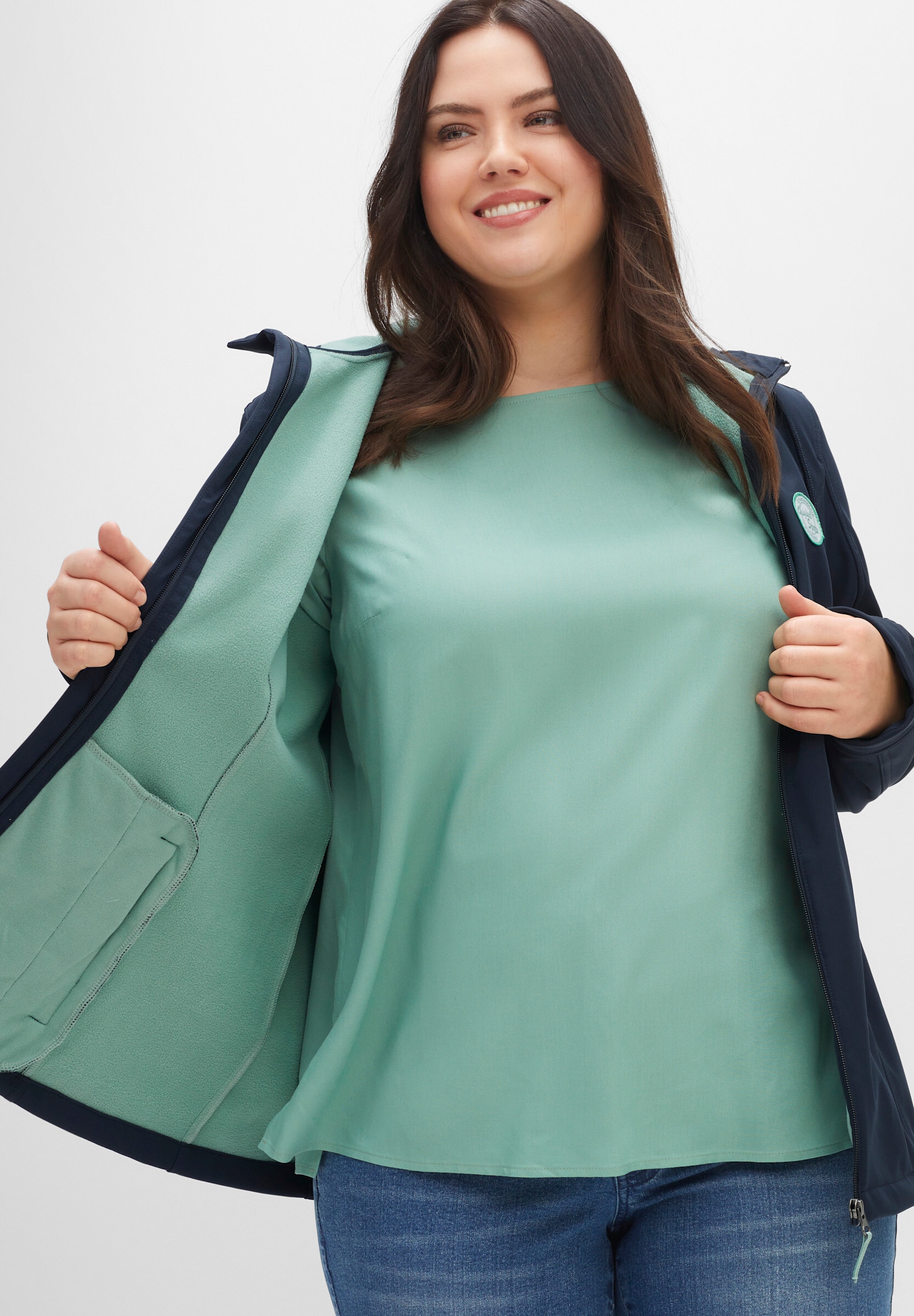 Sheego Softshelljacke »Softshelljacke Softshelljacke mit Fleece-Innenseite« mit Kapuze