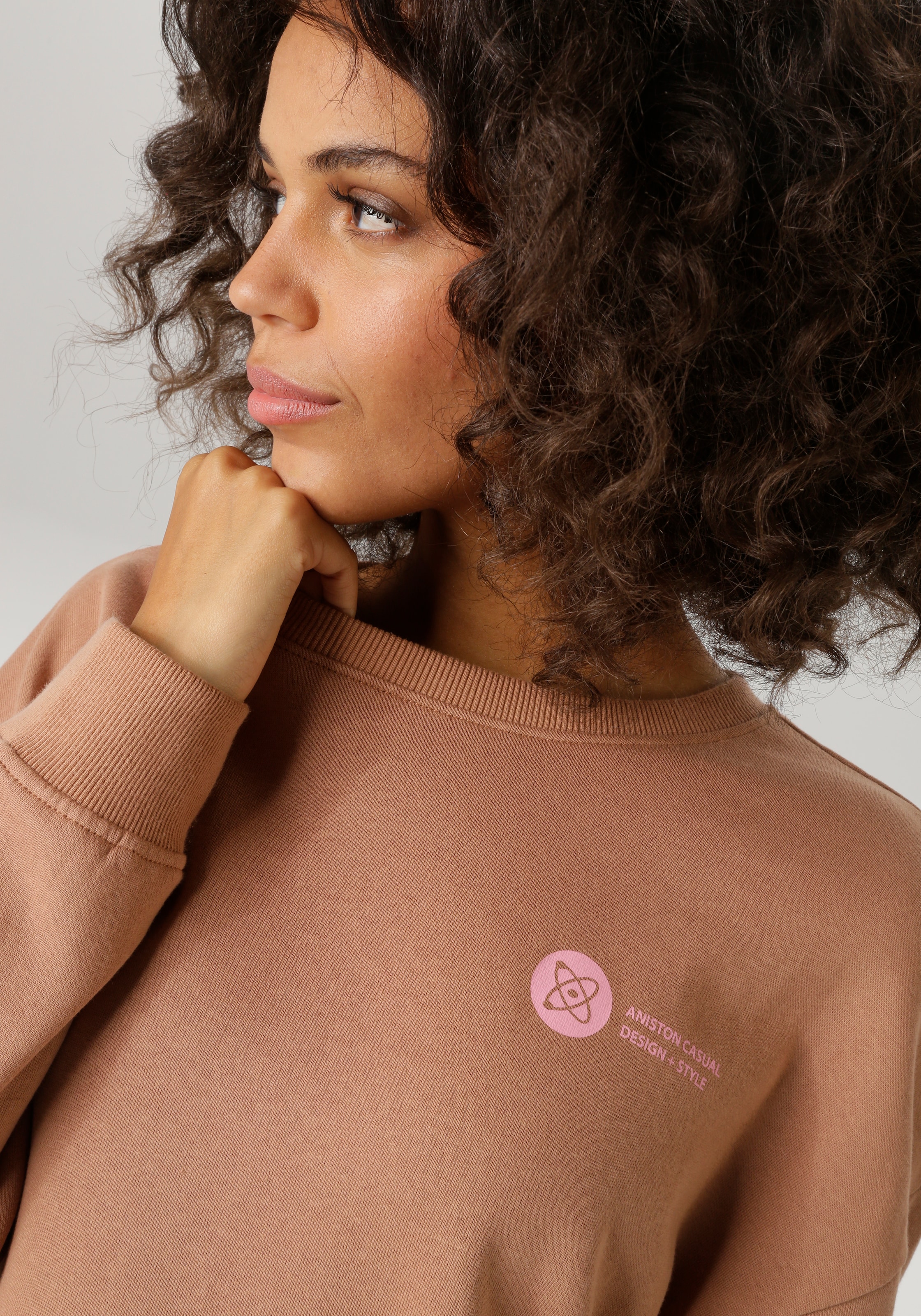 Aniston CASUAL Sweatshirt , hinten mit Applikationen, Stickerei und Schriftzügen
