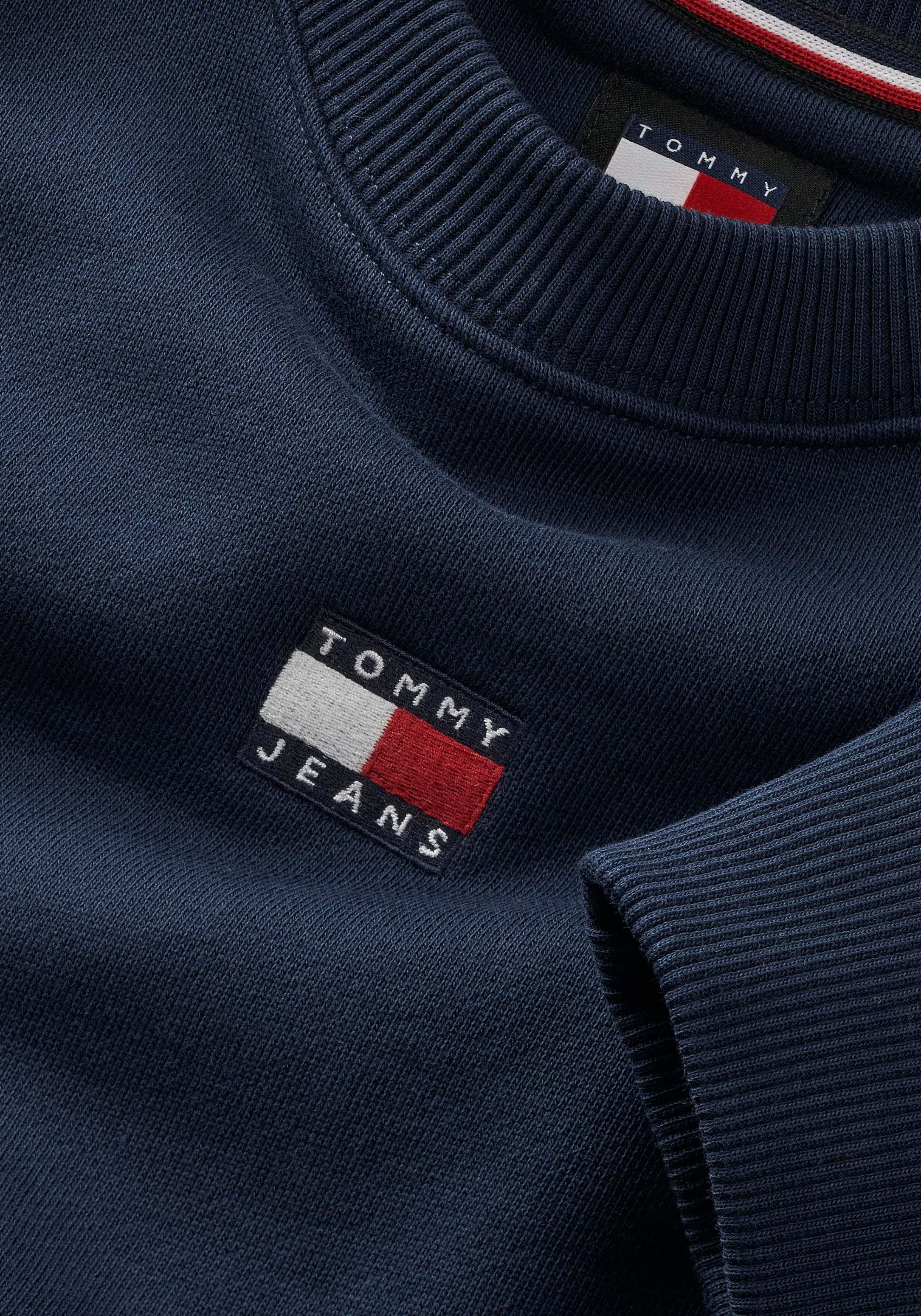 Tommy Jeans Sweatshirt »Sweatshirt TJW BXY BADGE«, mit Dropshoulder-Design und Frontlogo