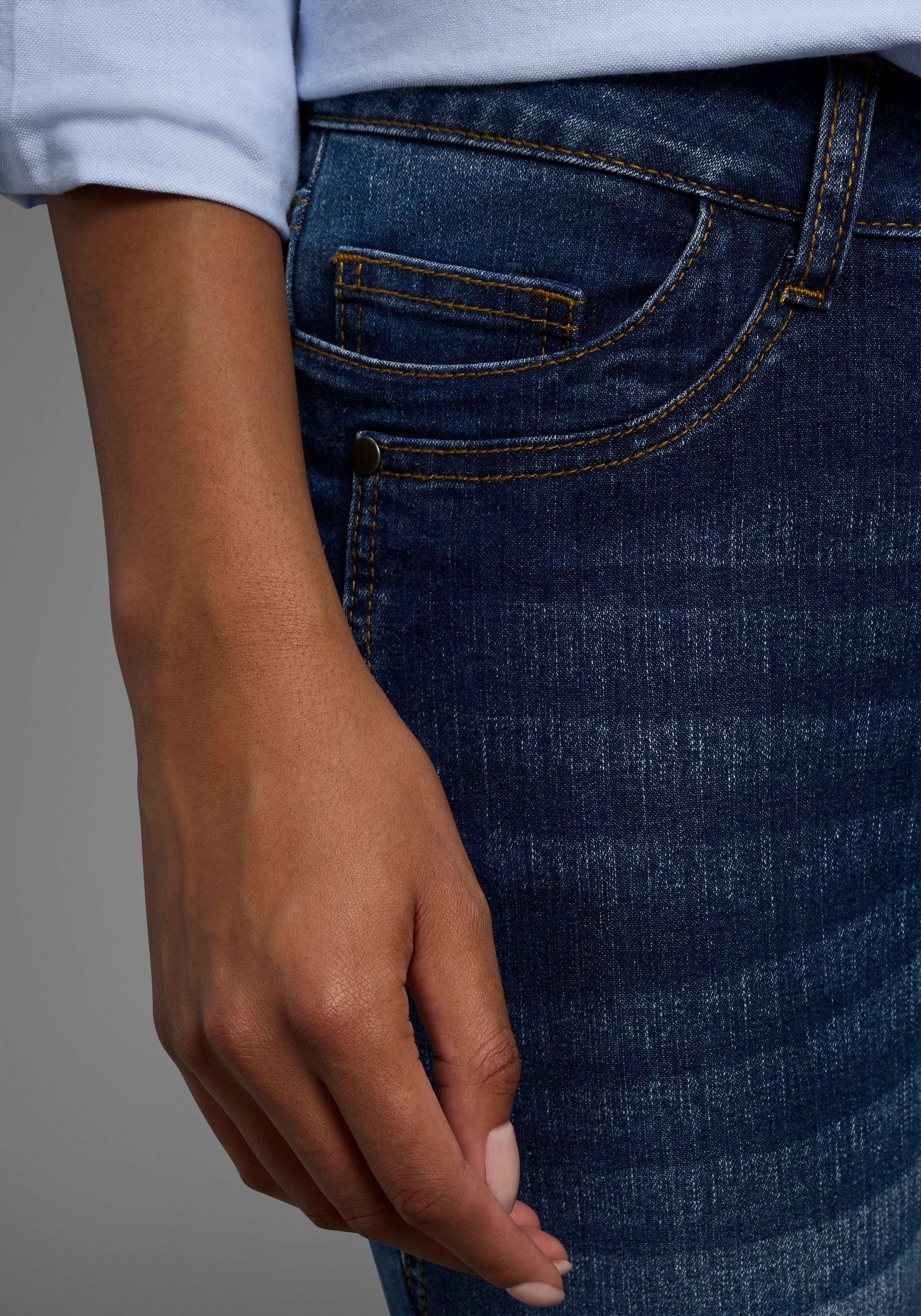 Arizona 7/8-Jeans »mit Keileinsätzen«, extra-enger Schnitt, Used-Look-Waschung, niedrige Leibhöhe