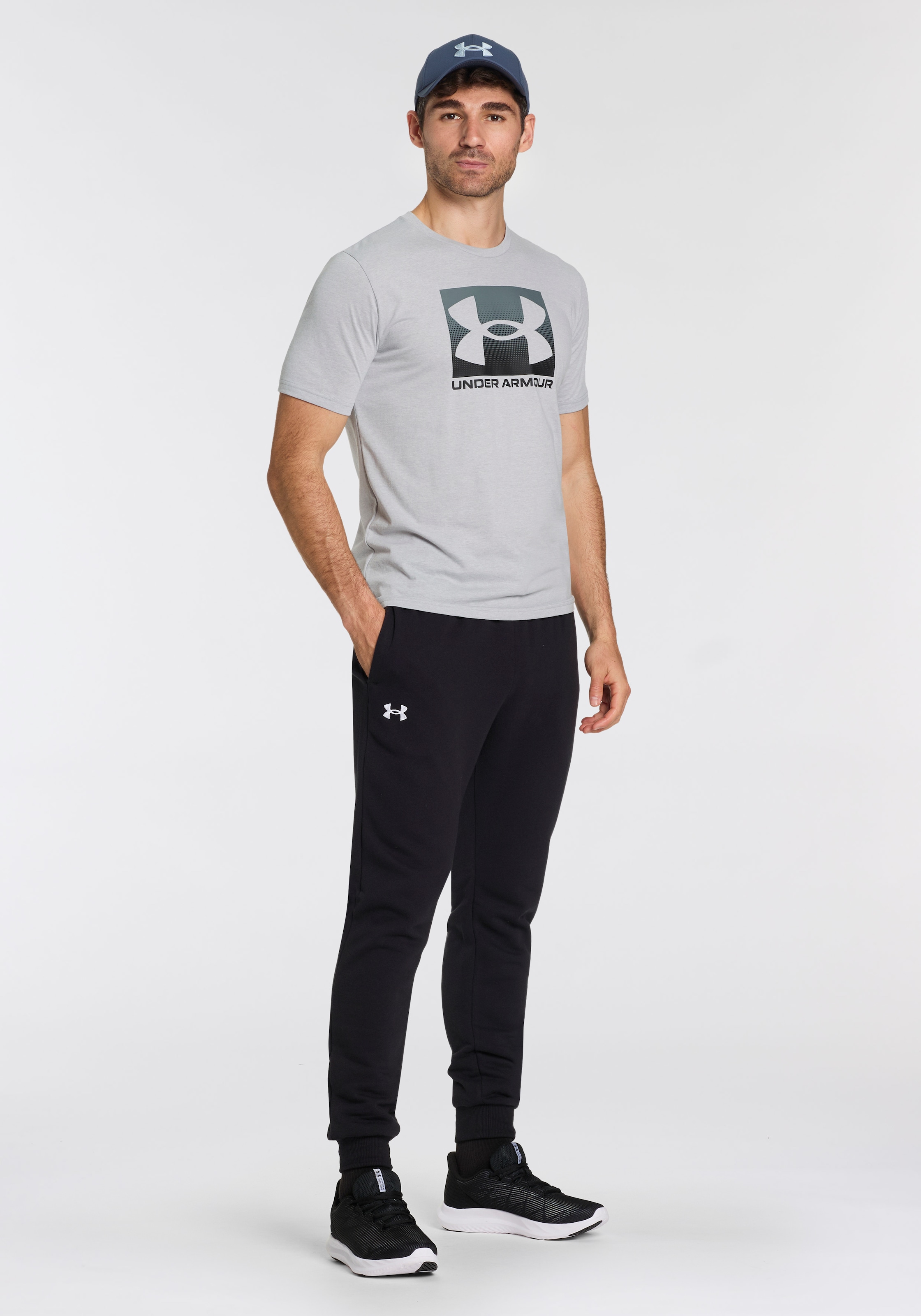 Under Armour® T-Shirt »UA M BOXED SPORTS UPDATED SS« sportlicher Stil, Rundhalsausschnitt, aus Baumwolle und Polyester