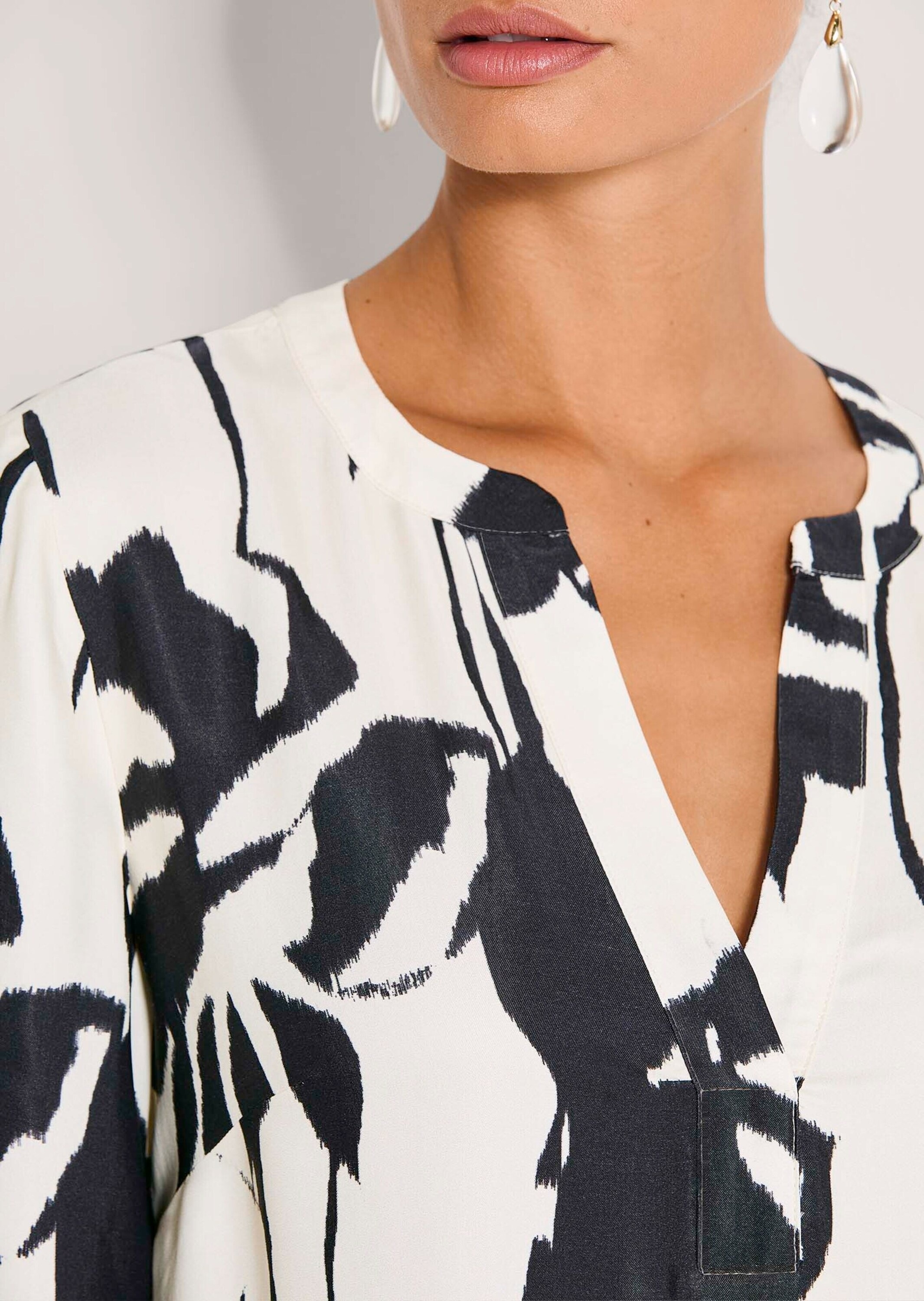 MADELEINE Sommerkleid »Sommerkleid Druckkleid mit floralem Muster« Ärmel mit Volantabschluss