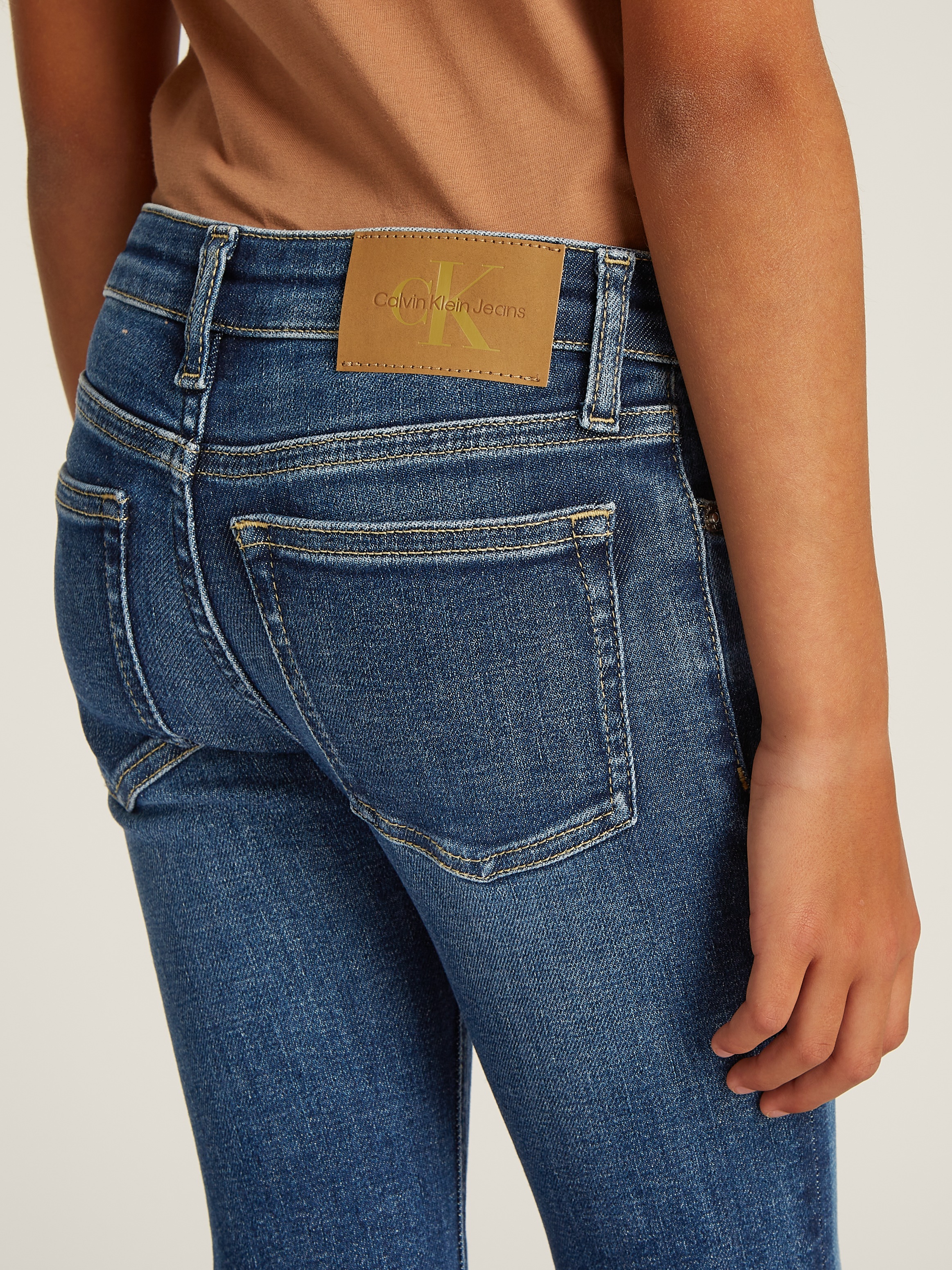 Calvin Klein Jeans Bootcut-Jeans »MR FLARE DARK BLUE VISUAL DENIM«, für Kinder bis 16 Jahre mit Logopatch
