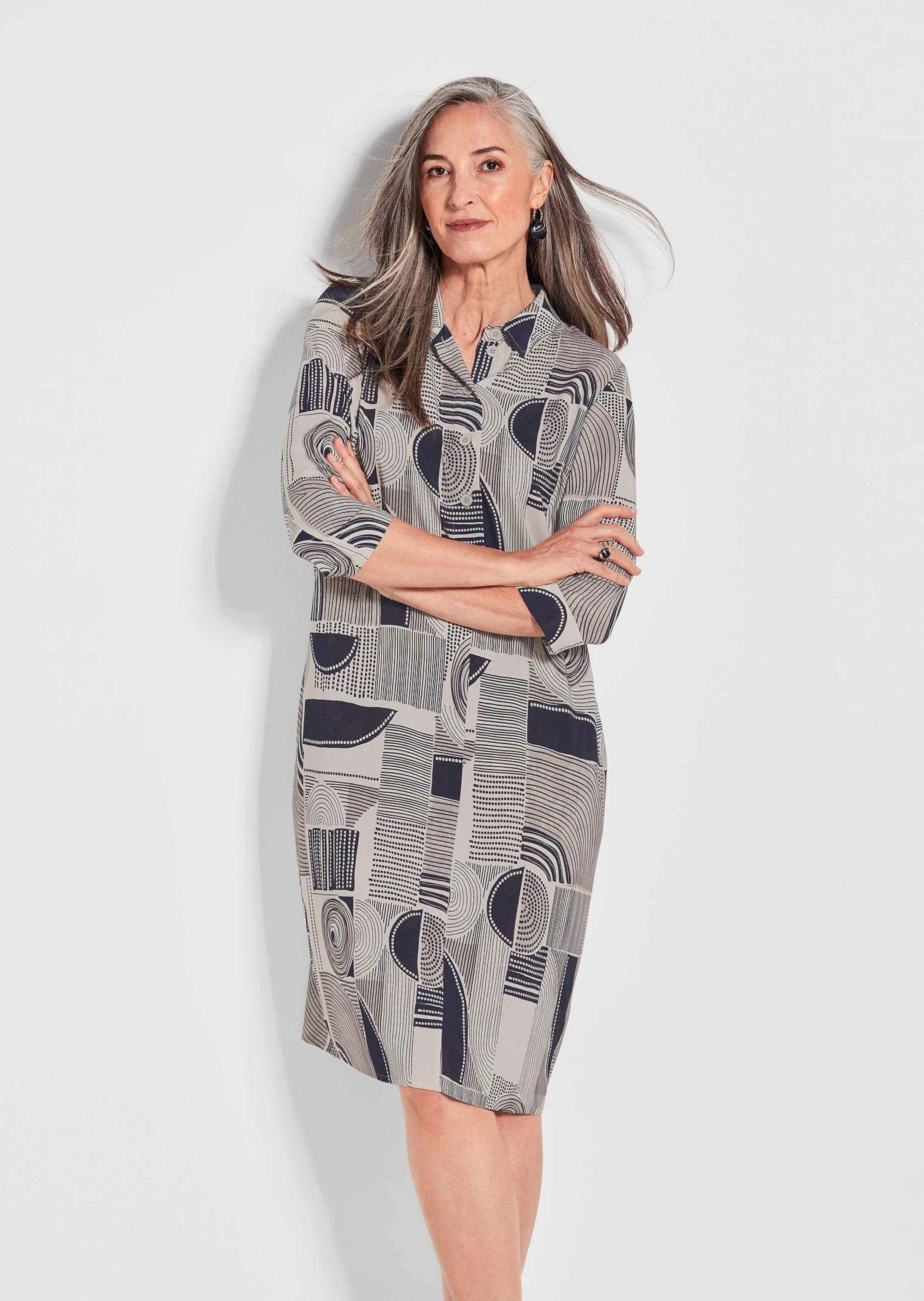 GOLDNER Sommerkleid »Kurzgröße Hemdblusenkleid mit Alloverdruck« Seitennahttaschen Knopfleiste