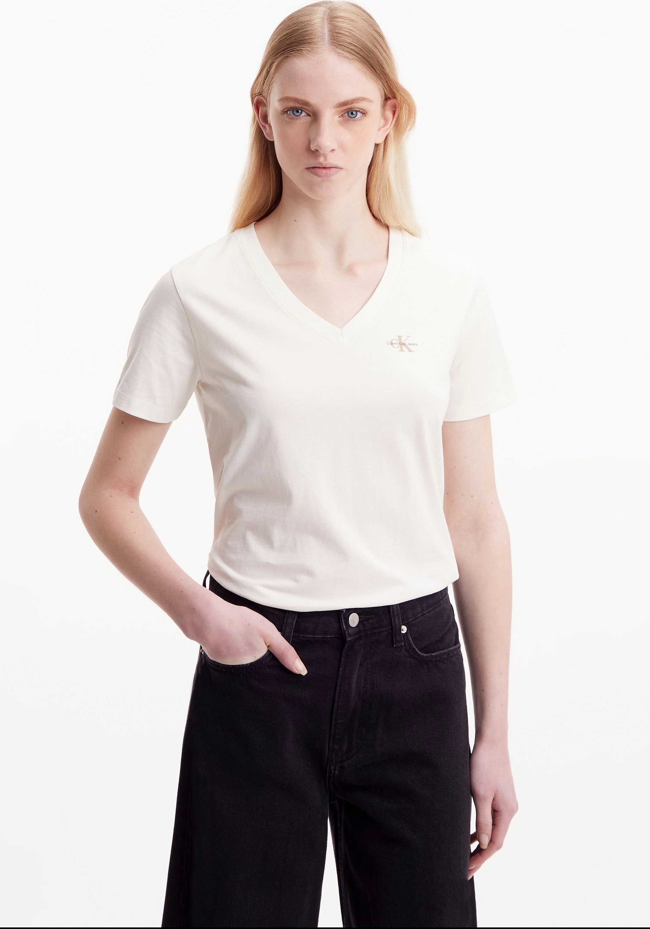 Calvin Klein V-NECK ♕ Jerseymaterial »MICRO Jeans tlg.), aus bei SLIM MONOLOGO griffigem TEE«, (1 T-Shirt