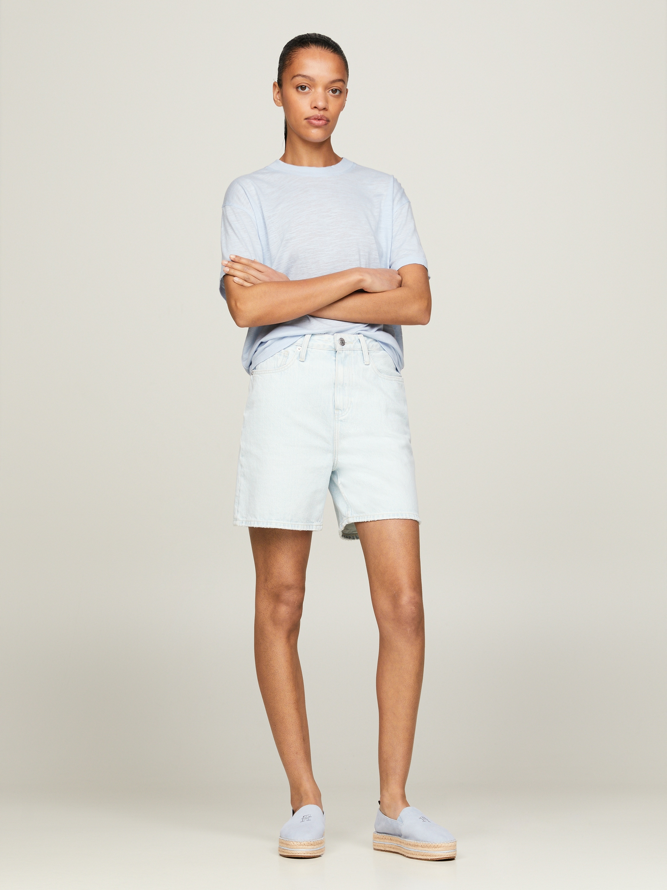 Tommy Hilfiger Shorts »DNM STRAIGHT SHORT HW LOLA«, mit Markenlabel