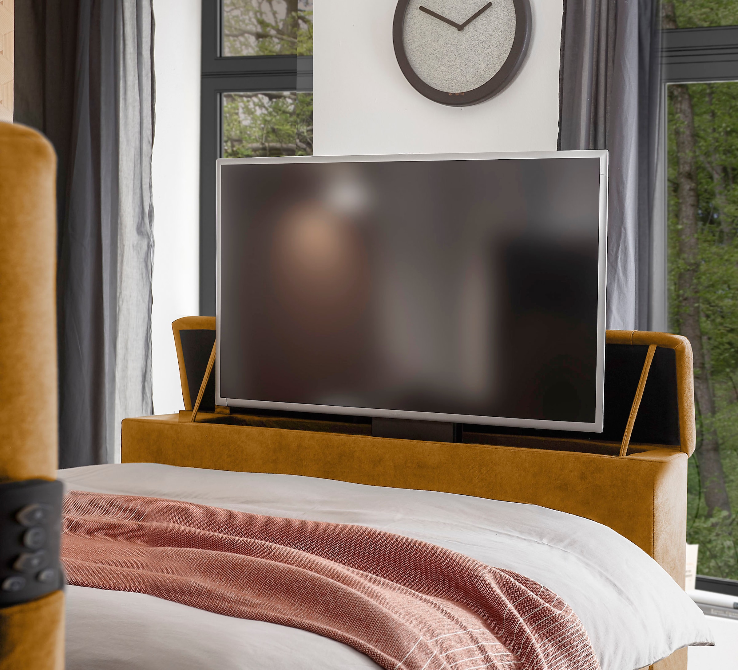 set one by Musterring Boxspringbett »Richmond« versenkbarer TV- Halterung mit Fernbedienung