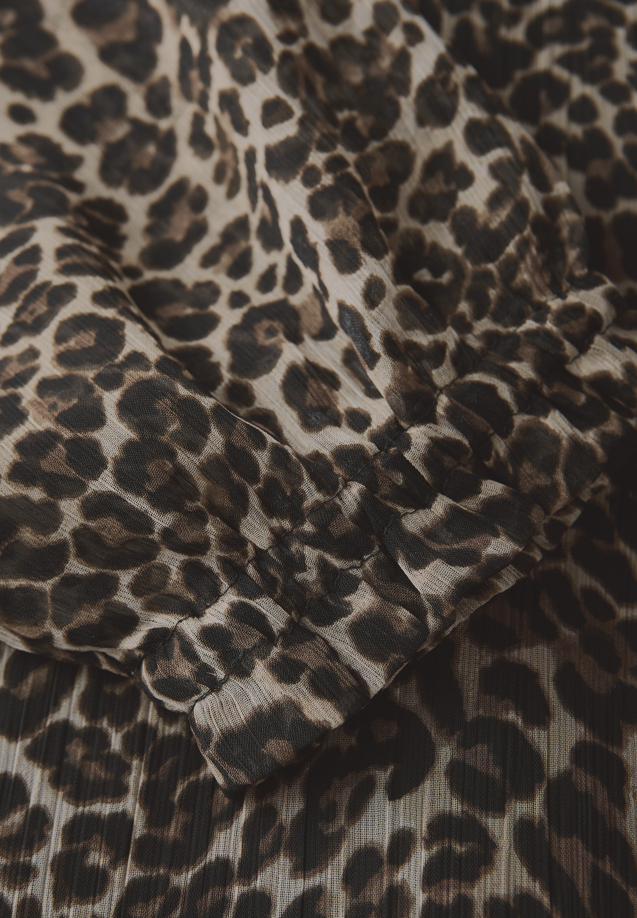 STREET ONE Chiffonbluse, mit Leo-Print, geschlitzter Ausschnitt mit Bändern