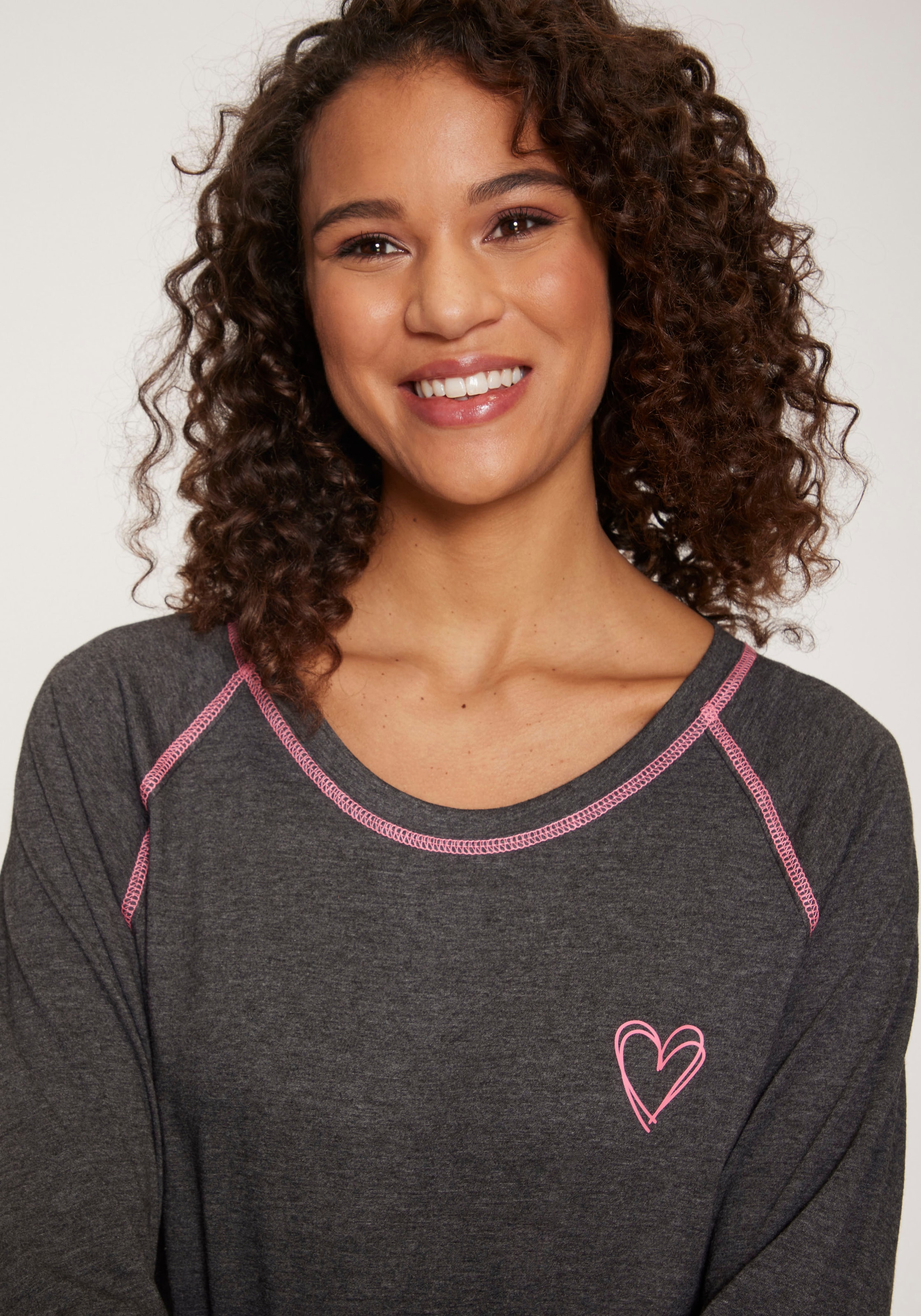 Vivance Dreams Nachthemd mit dekorativen Flatlock-Nähten in Neonfarben