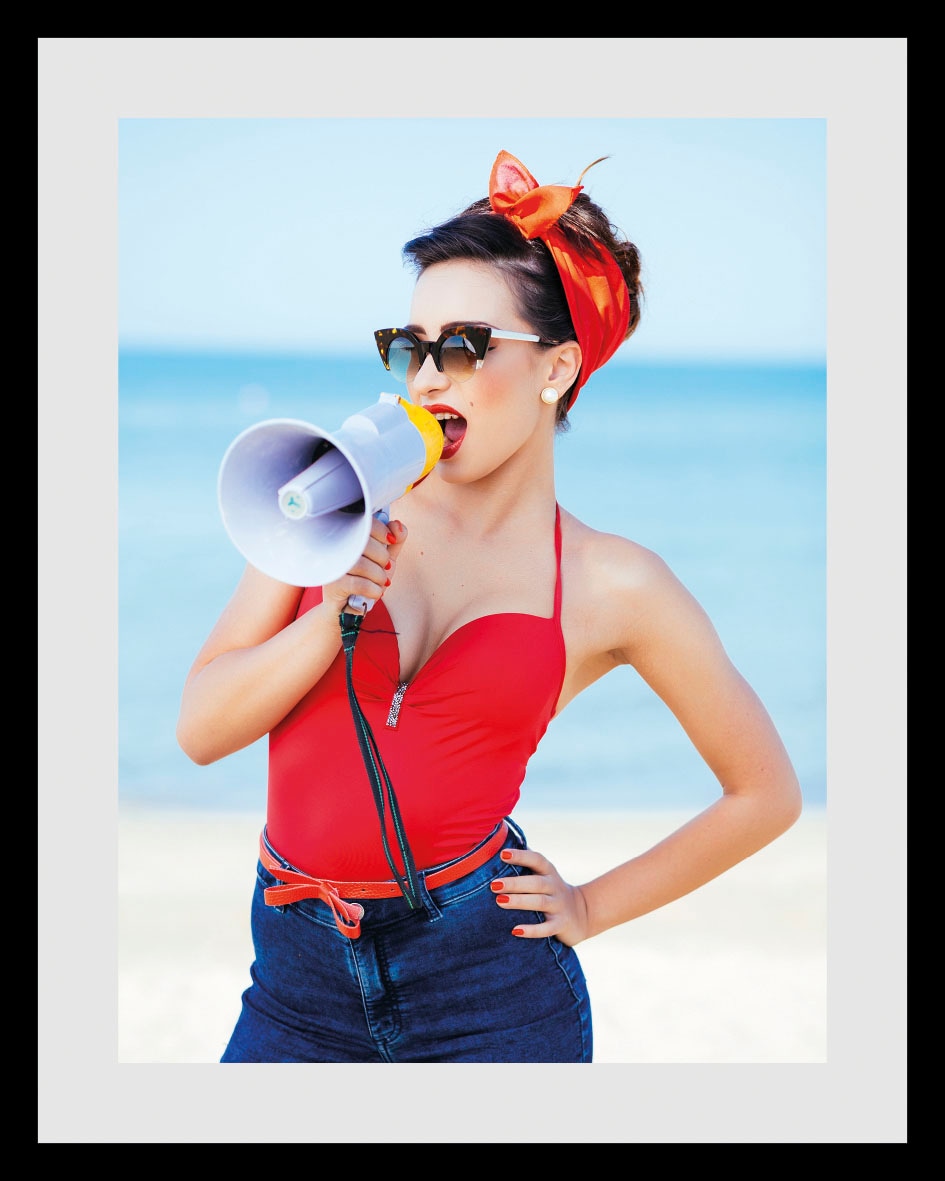 queence Bild »Lifeguard«, Frau-Bilder von Frauen-Art-Kunst-Fashion-Mode-Magazincover-Meer-Meer Bilder, (1 St.), HD Premium Poster-Druck inkl. Holzrahmen