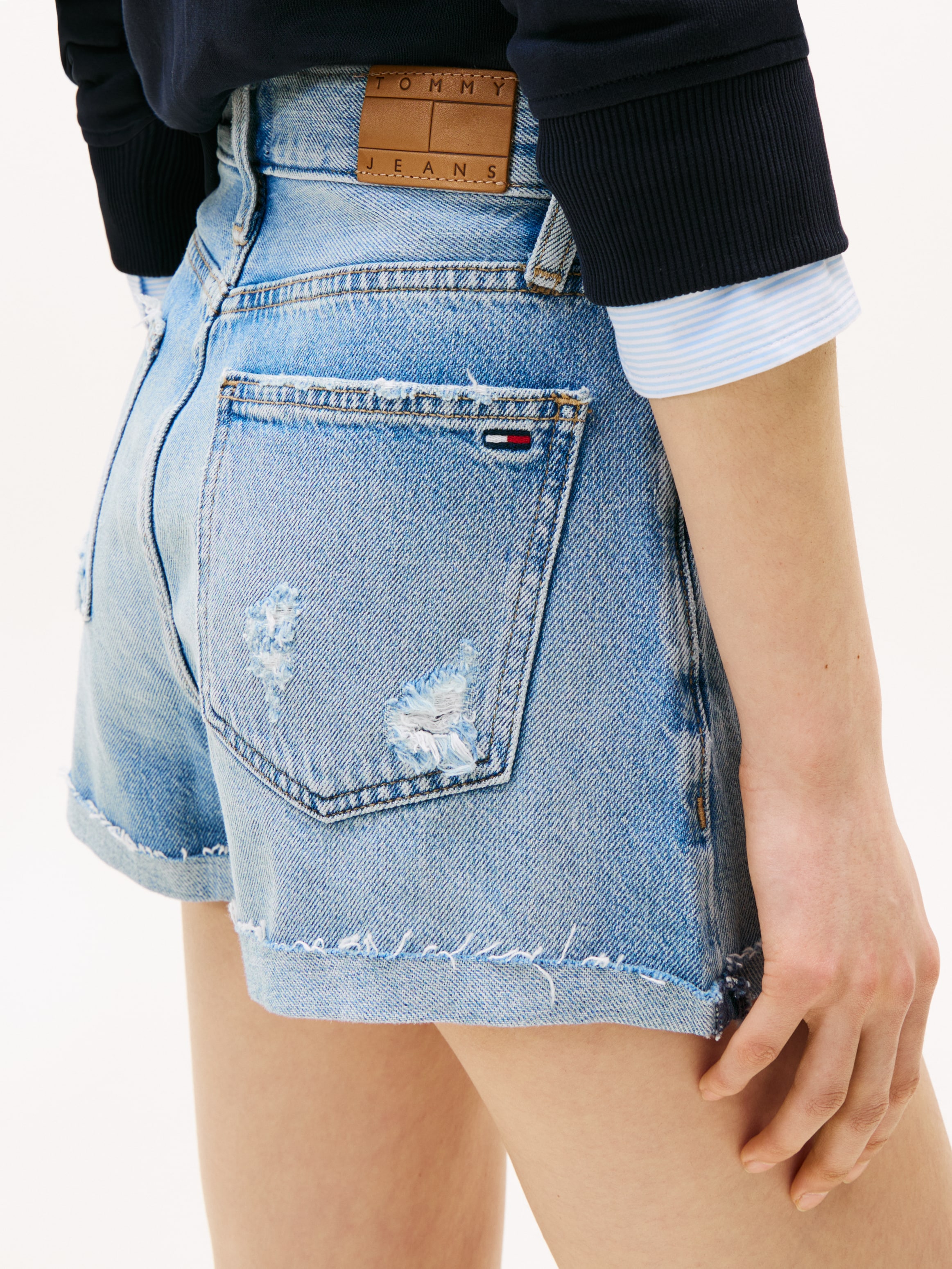Tommy Jeans Jeansshorts »HOT PANT CBF CI8010«, mit Destroyed Effekt