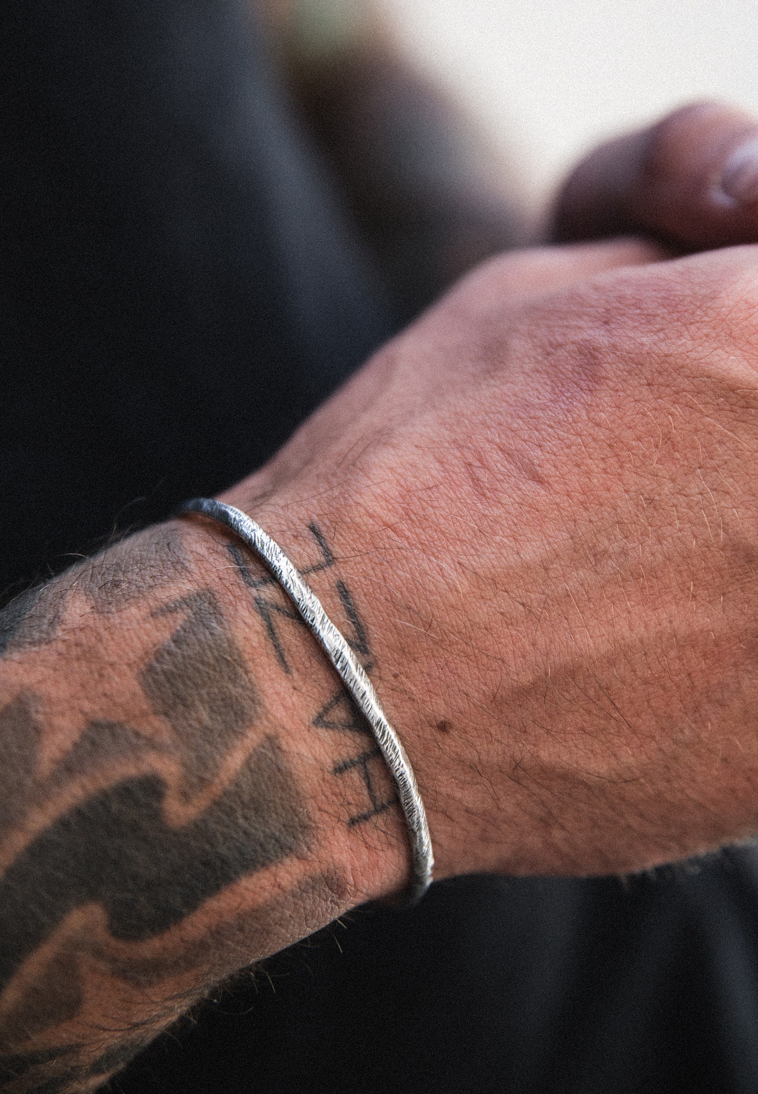 HAZE & GLORY Armreif »Armband Armreif - Hook Small gehämmert 925 Silber«