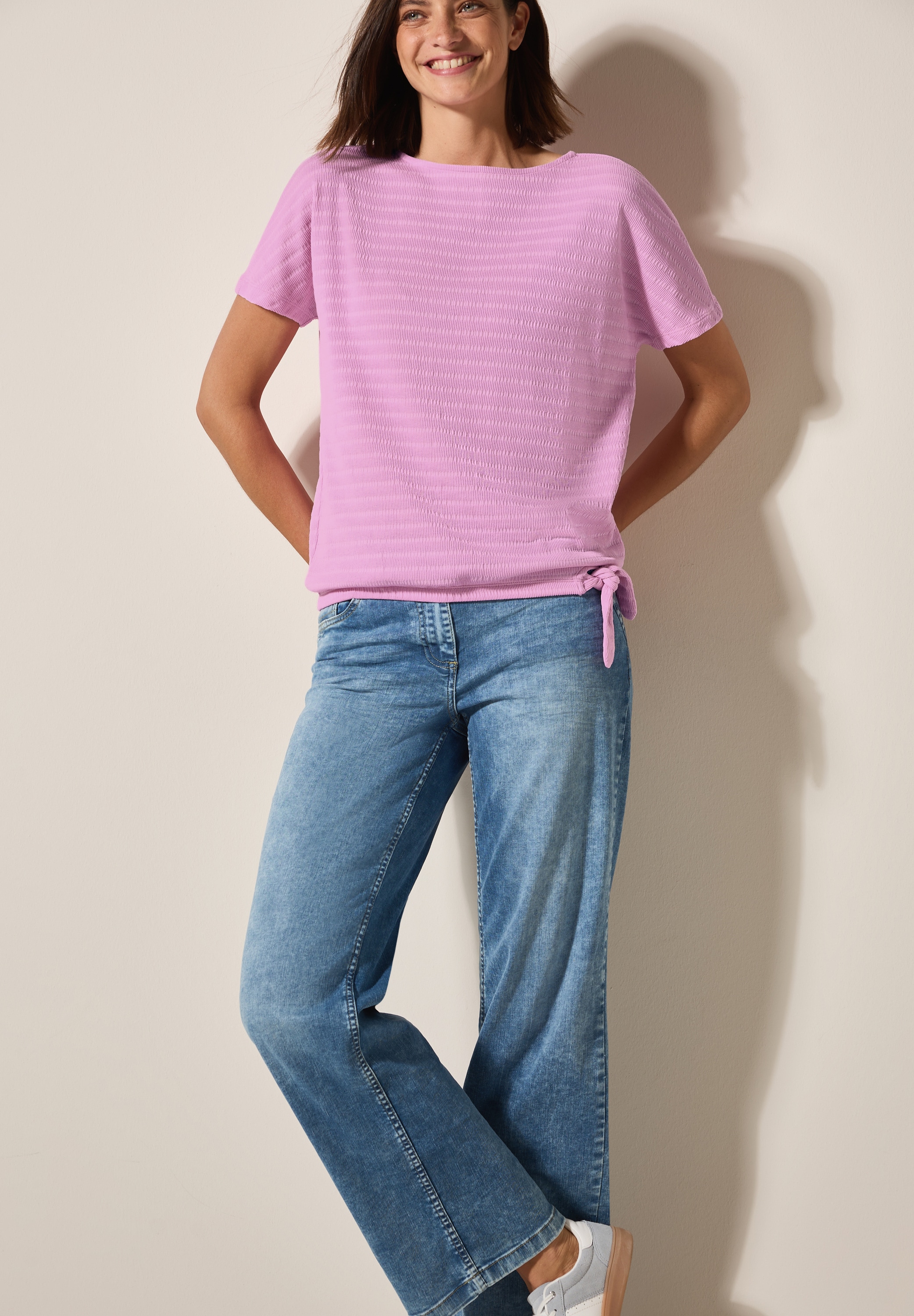 Cecil in Smok-Optik und mit Knoten-Detail