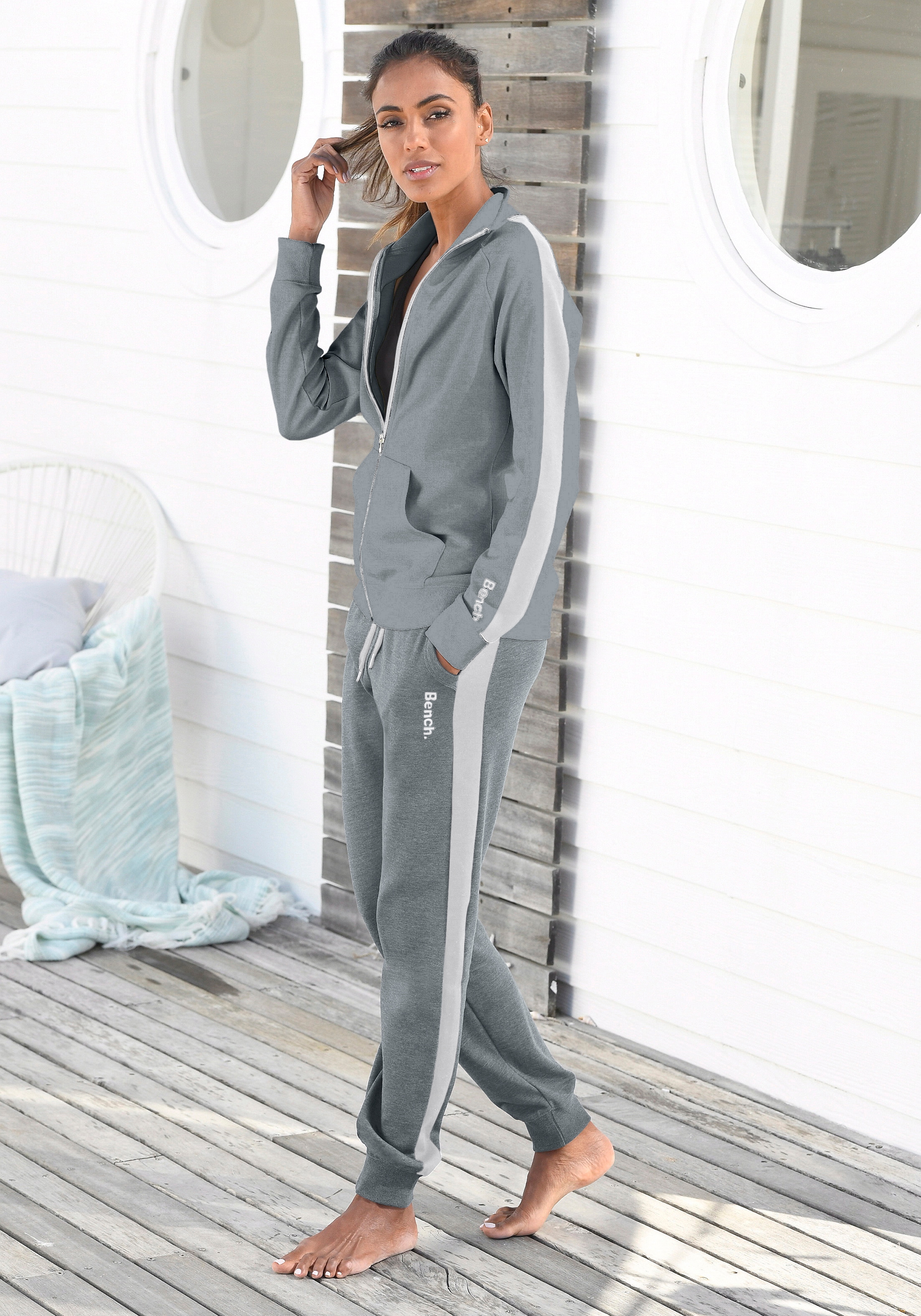 Bench. Loungewear Sweathose, mit Seitenstreifen und schmalem Bein