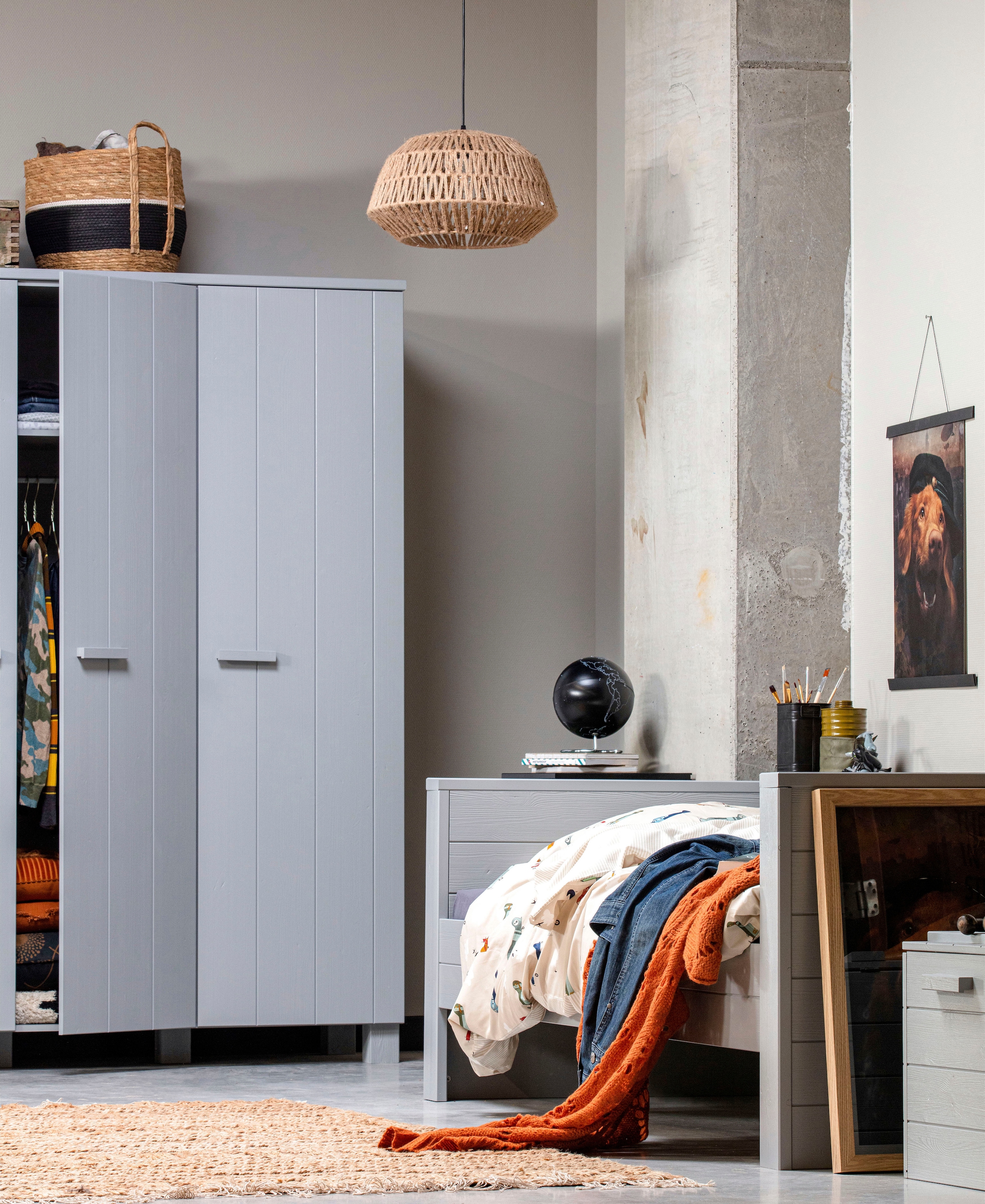 WOOOD Kleiderschrank »Dennis mit gebürsteter Oberfläche (3-türig)« FSC® Massivkiefer, gebürstet, Hang- und Legbereich