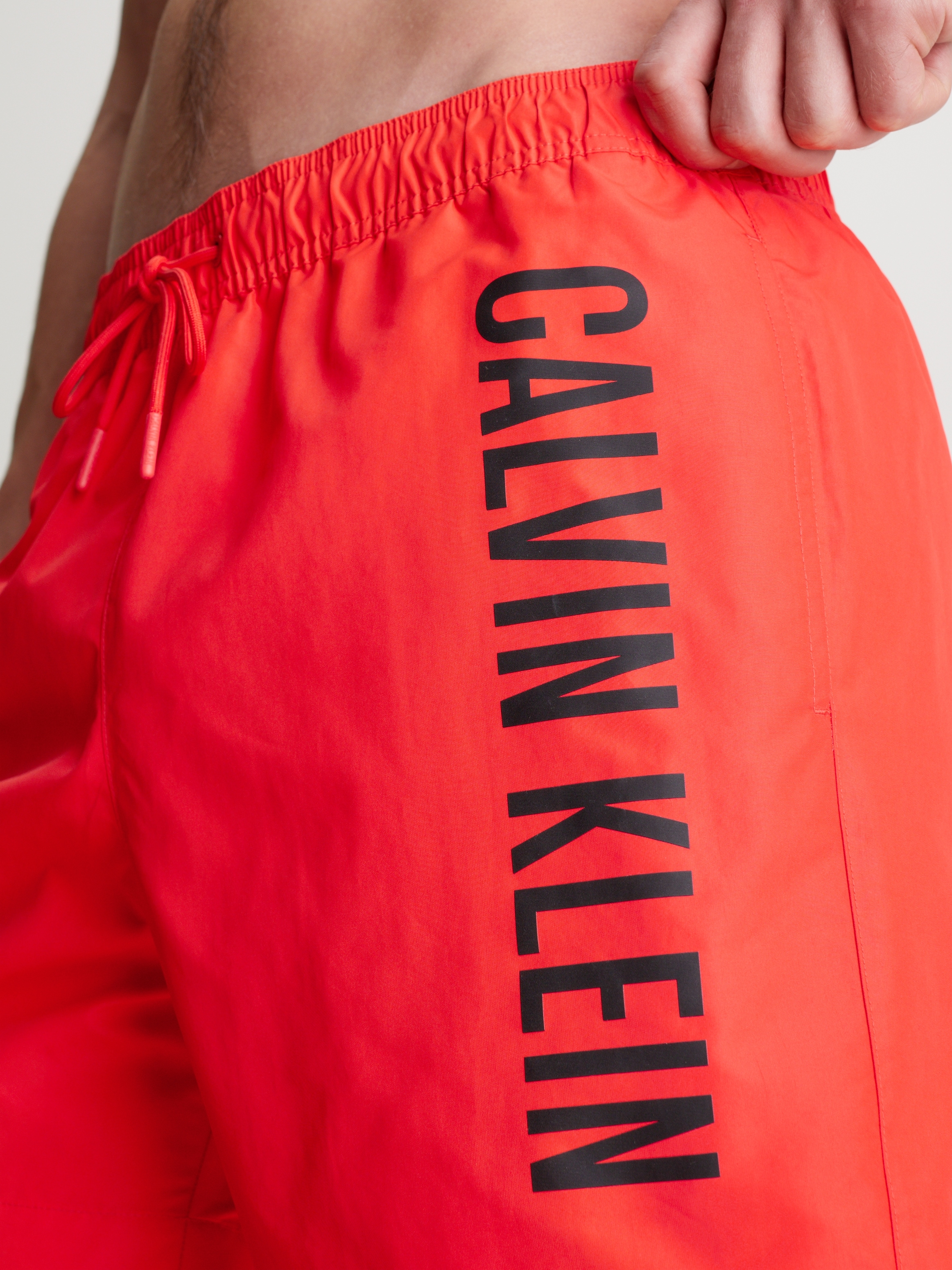 Calvin Klein Swimwear Badeshorts »MEDIUM DRAWSTRING«, mit kontrastfarbenem Logo-Schrifztug am Bein