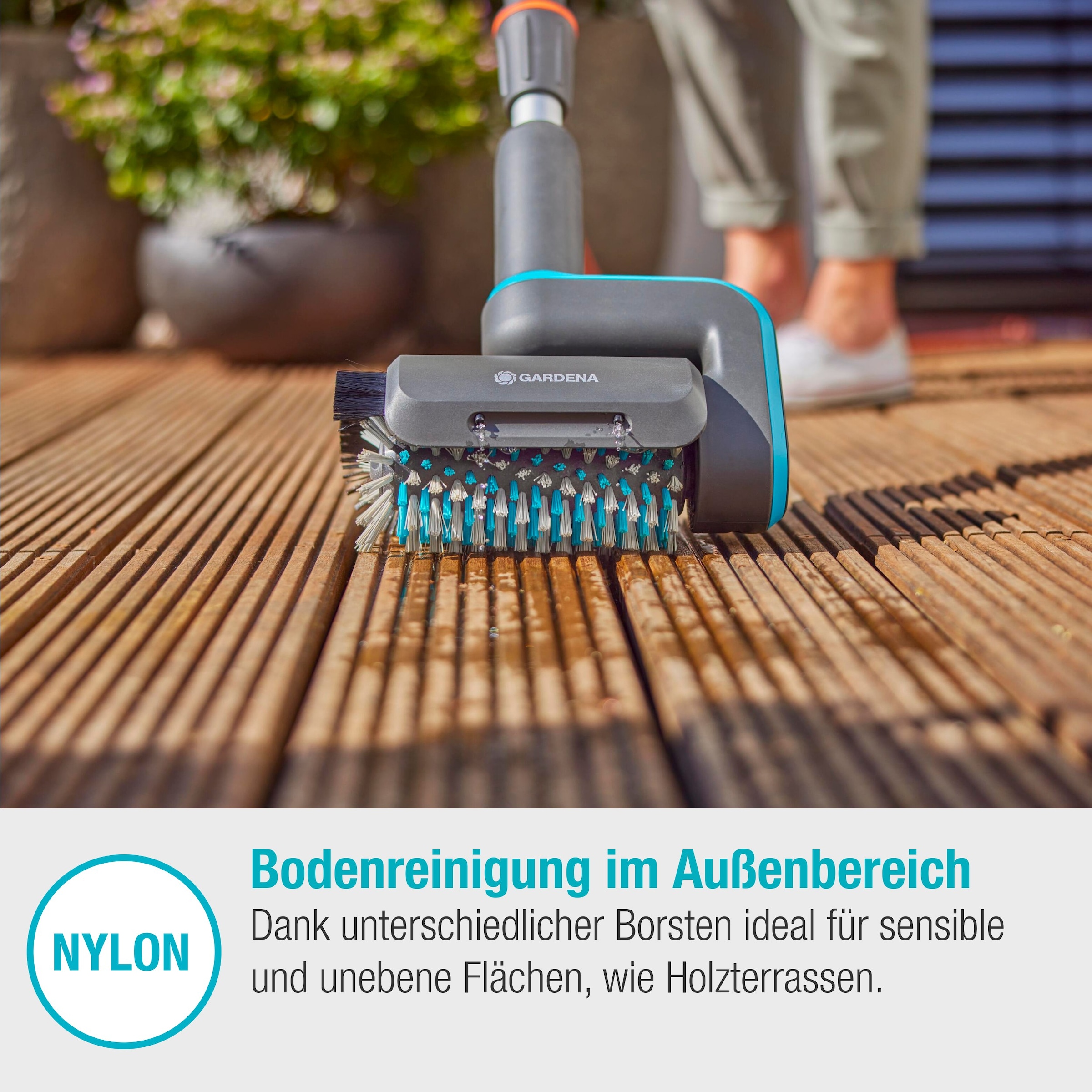 GARDENA Akku-Oberflächenbürste »Multi-Reiniger AquaBrush Patio 03/18V P4A«, Ready-To-Use Set inkl. Akku und Ladegerät