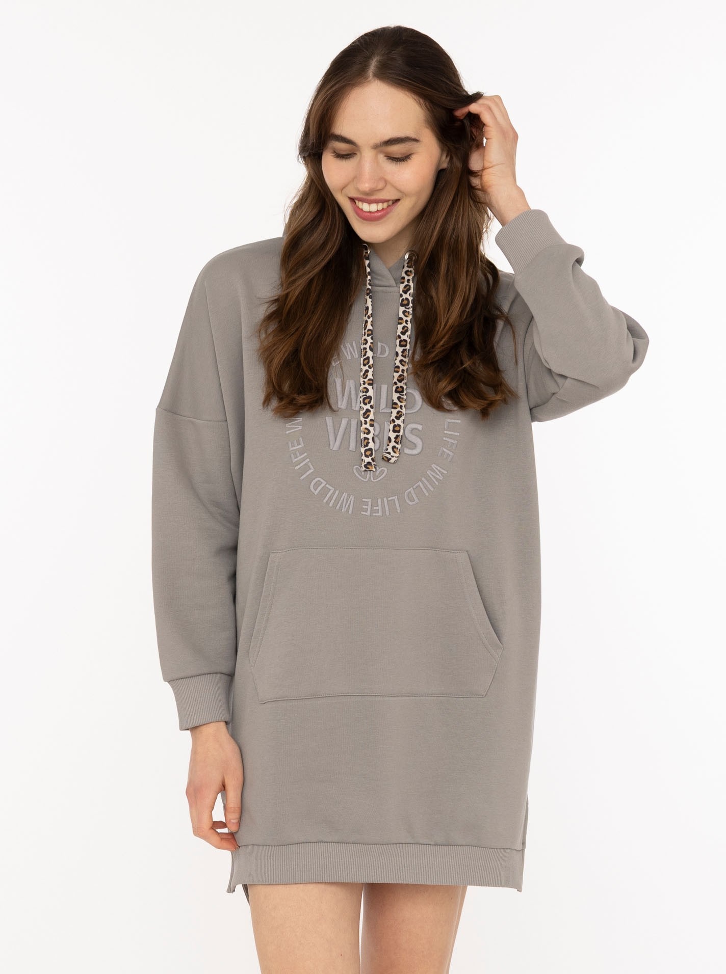 Zwillingsherz Sweatkleid »"Wild Vibes"« Kängurutasche praktische Fronttaschen, Leo-Kordel, tonale Stickerei