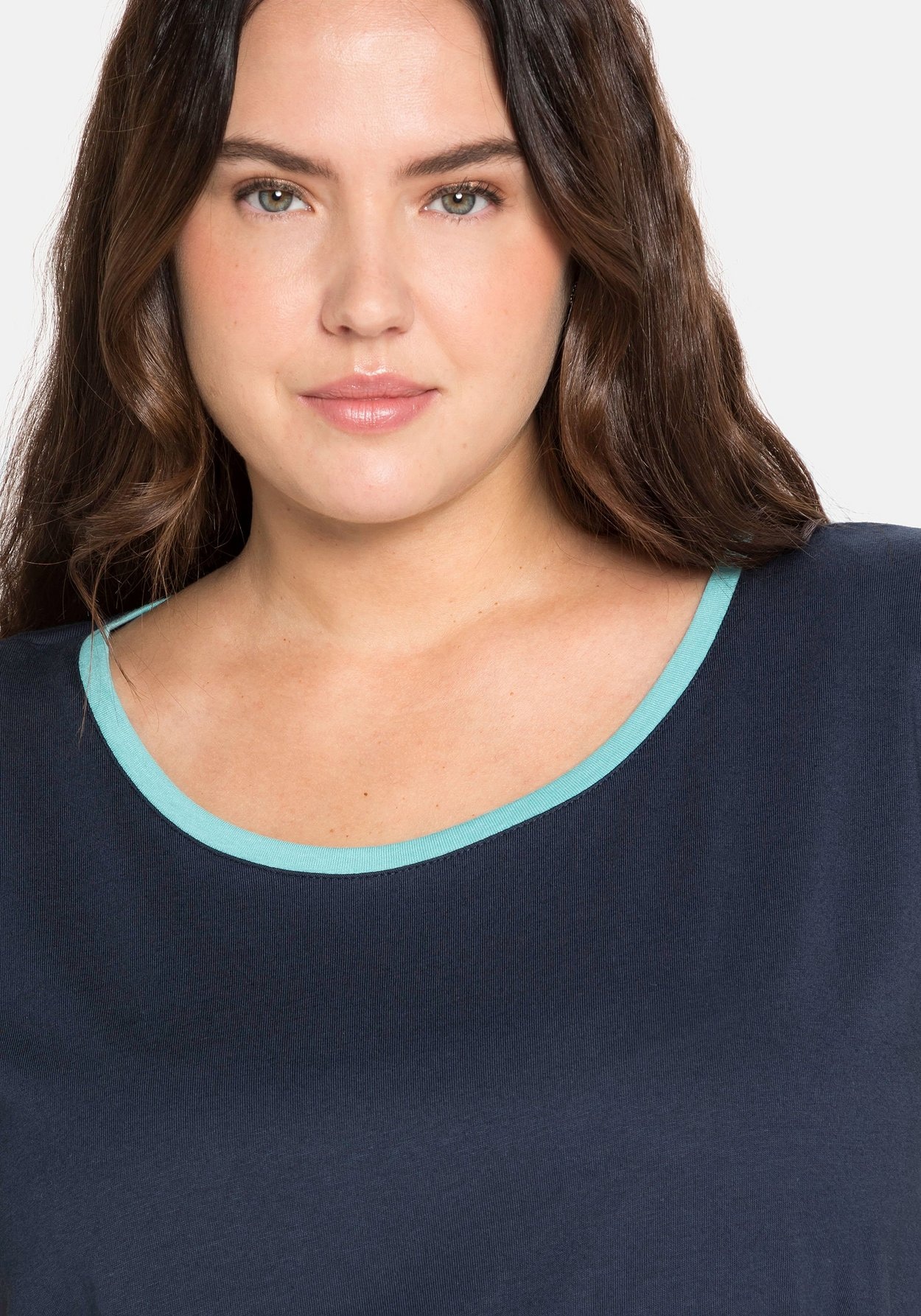 Sheego T-Shirt »Shirt mit betonten Schultern«, mit betonten Schultern