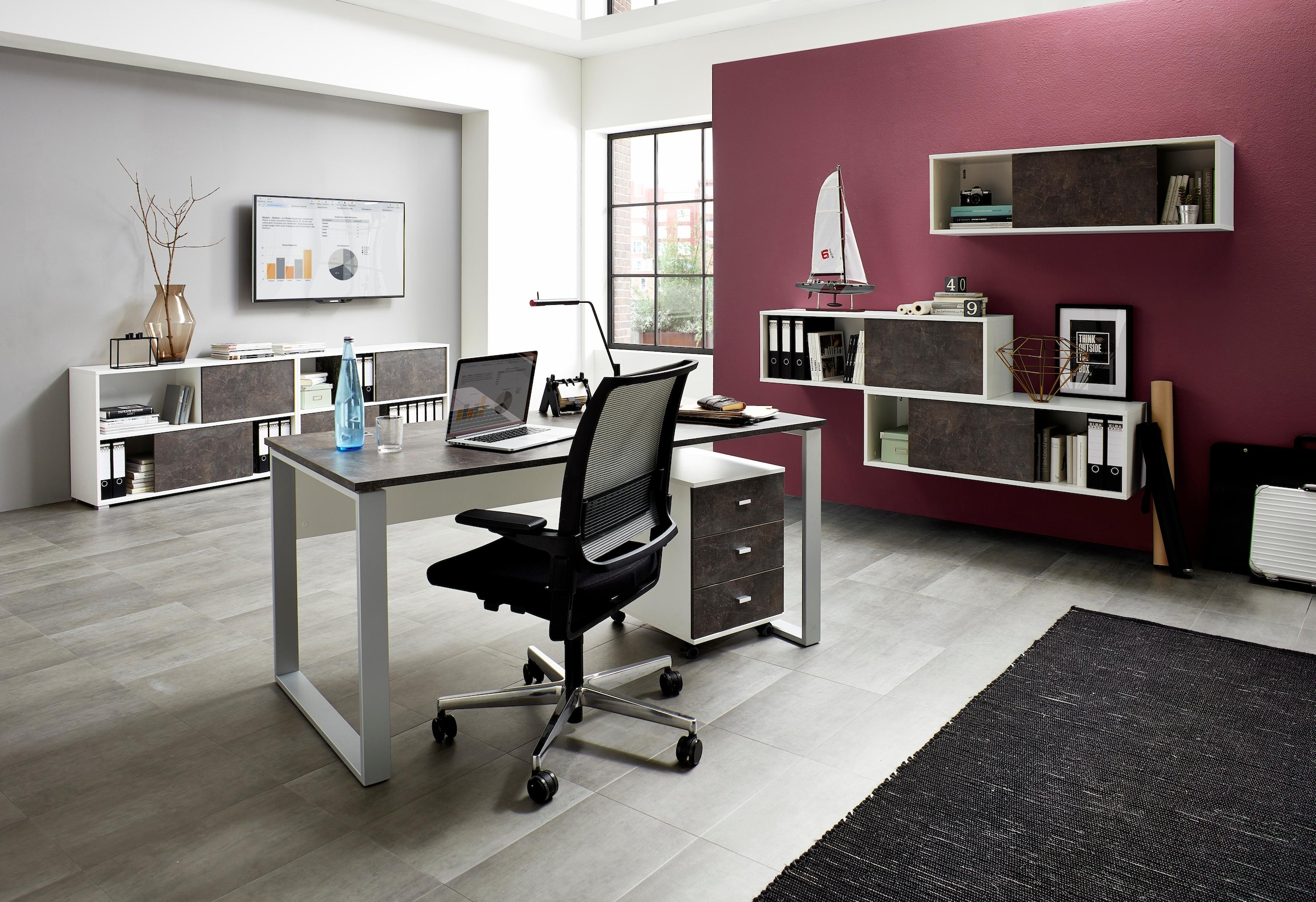 Büromöbel-Set bestehend aus Schreibtisch, Büroregale und Rollcontainer