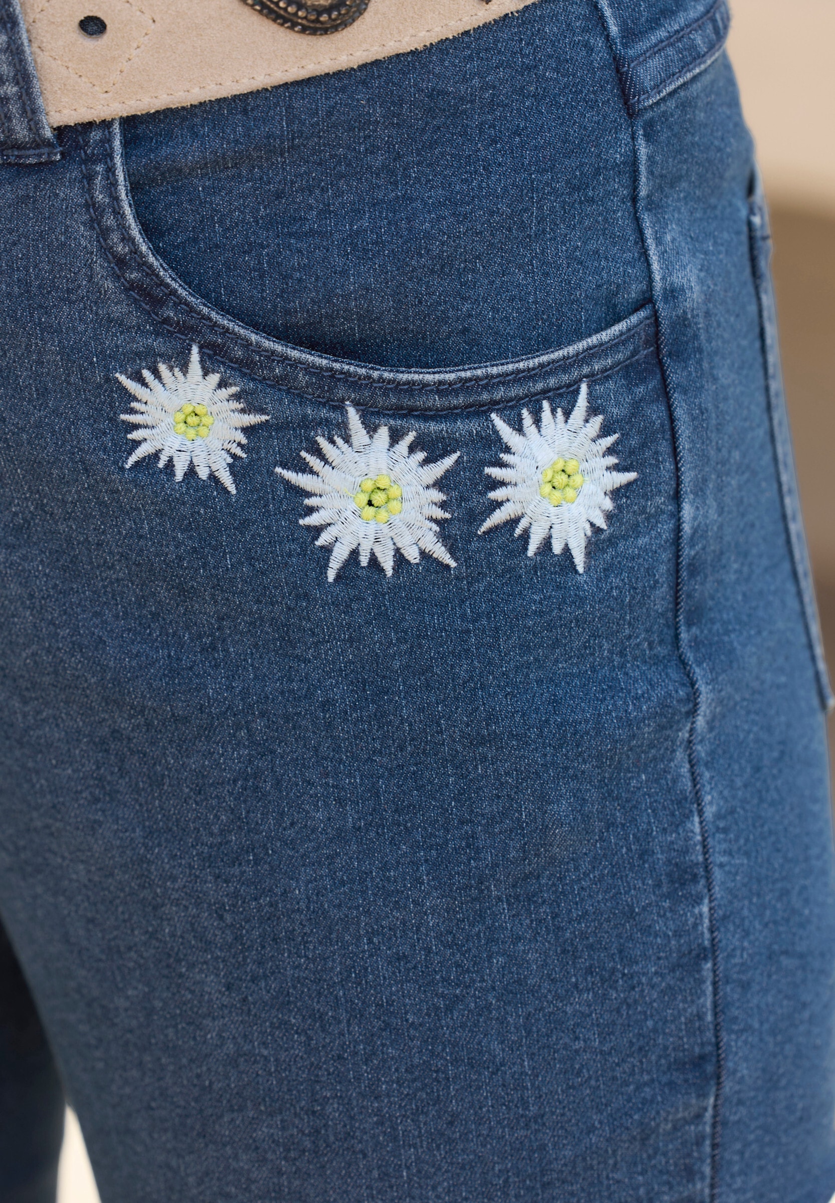 Sieh an! Bequeme Jeans »Jeans Trachtenjeans mit Edelweiß-Stickerei«
