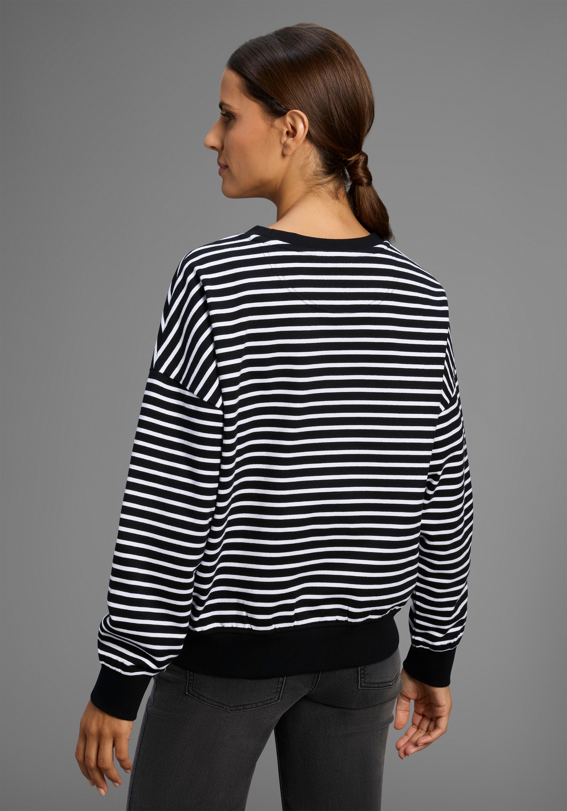 KangaROOS Sweatshirt , im Oversize Look mit schimmerndem Frontprint
