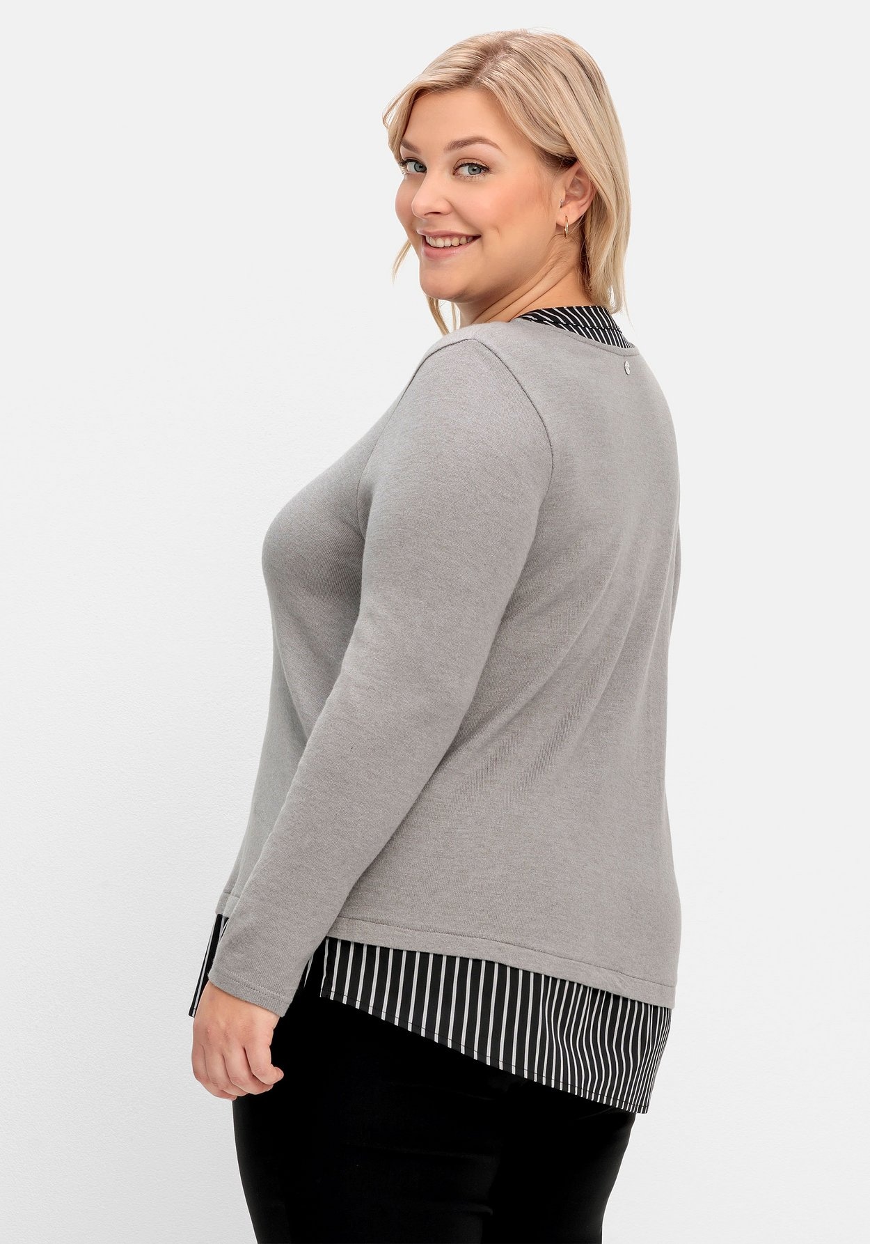 Sheego V-Ausschnitt-Pullover »2-in-1-Pullover mit Webeinsatz, in 2-in-1-Optik«, mit Webeinsatz, in 2-in-1-Optik