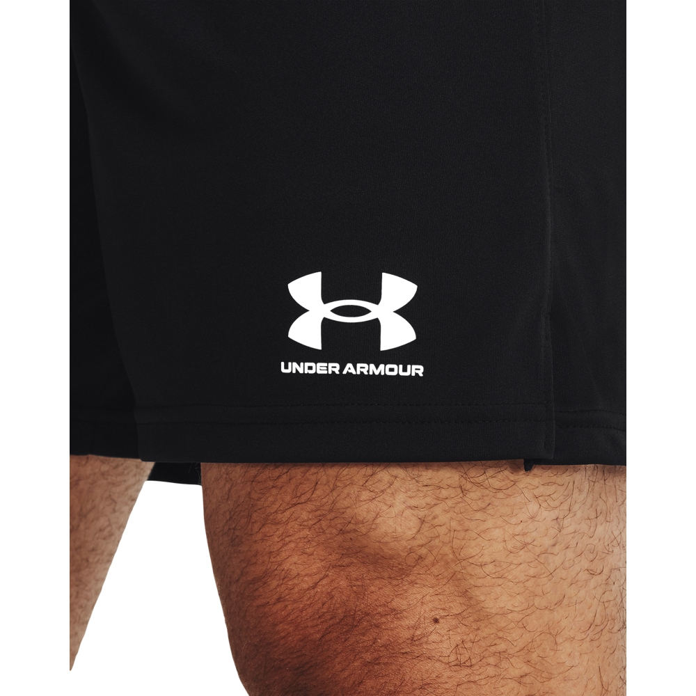 Under Armour® Shorts »UA M CHALLENGER CORE SHORT«  sportlicher Stil, für vielseitige Aktivitäten, leichtes Material