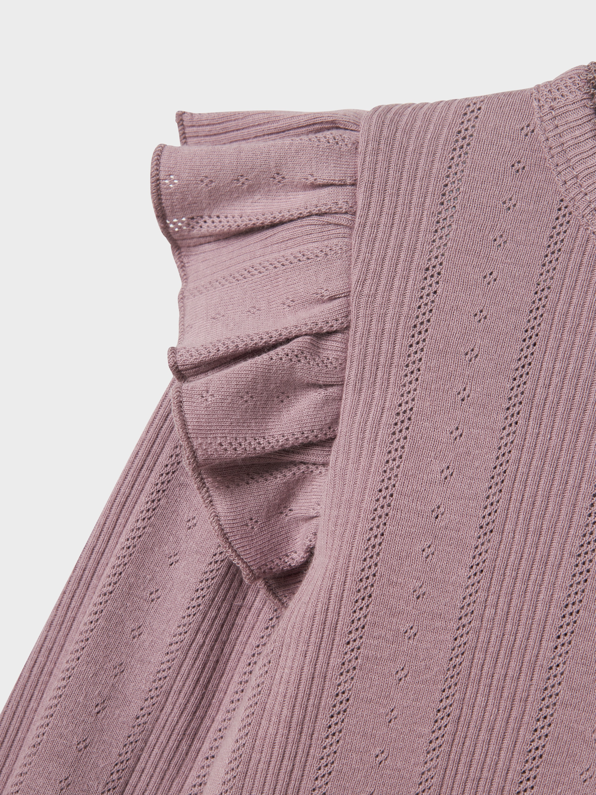 Name It Longtop »NMFJULIA LS SLIM TOP NOOS« mit tollem Volant an der Schulter und im süßen Ajourstrick-Design