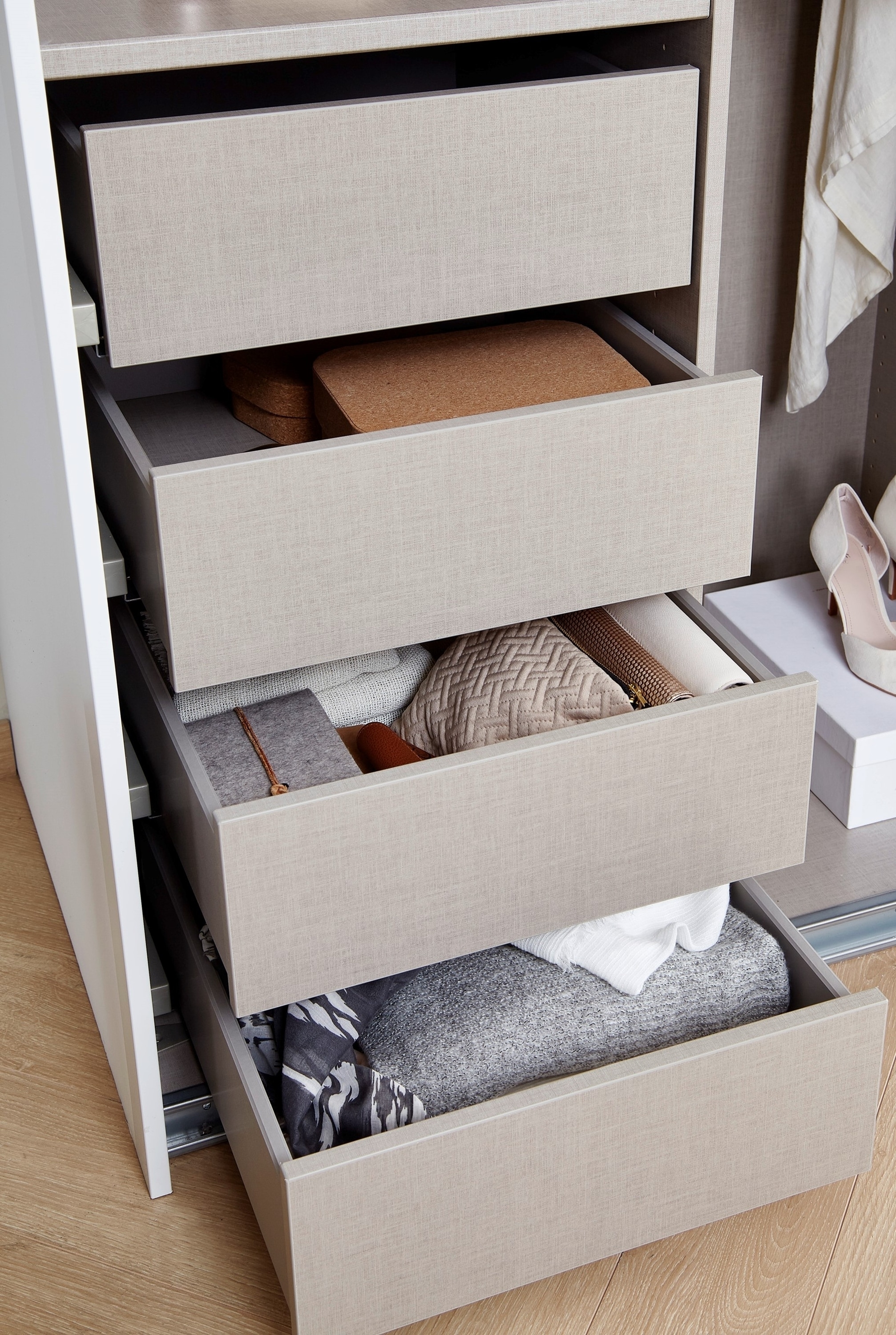 rauch Drehtürenschrank »Skat Meridian«, Glasfront, inkl. Innenspiegel und 4 Innenschubladen