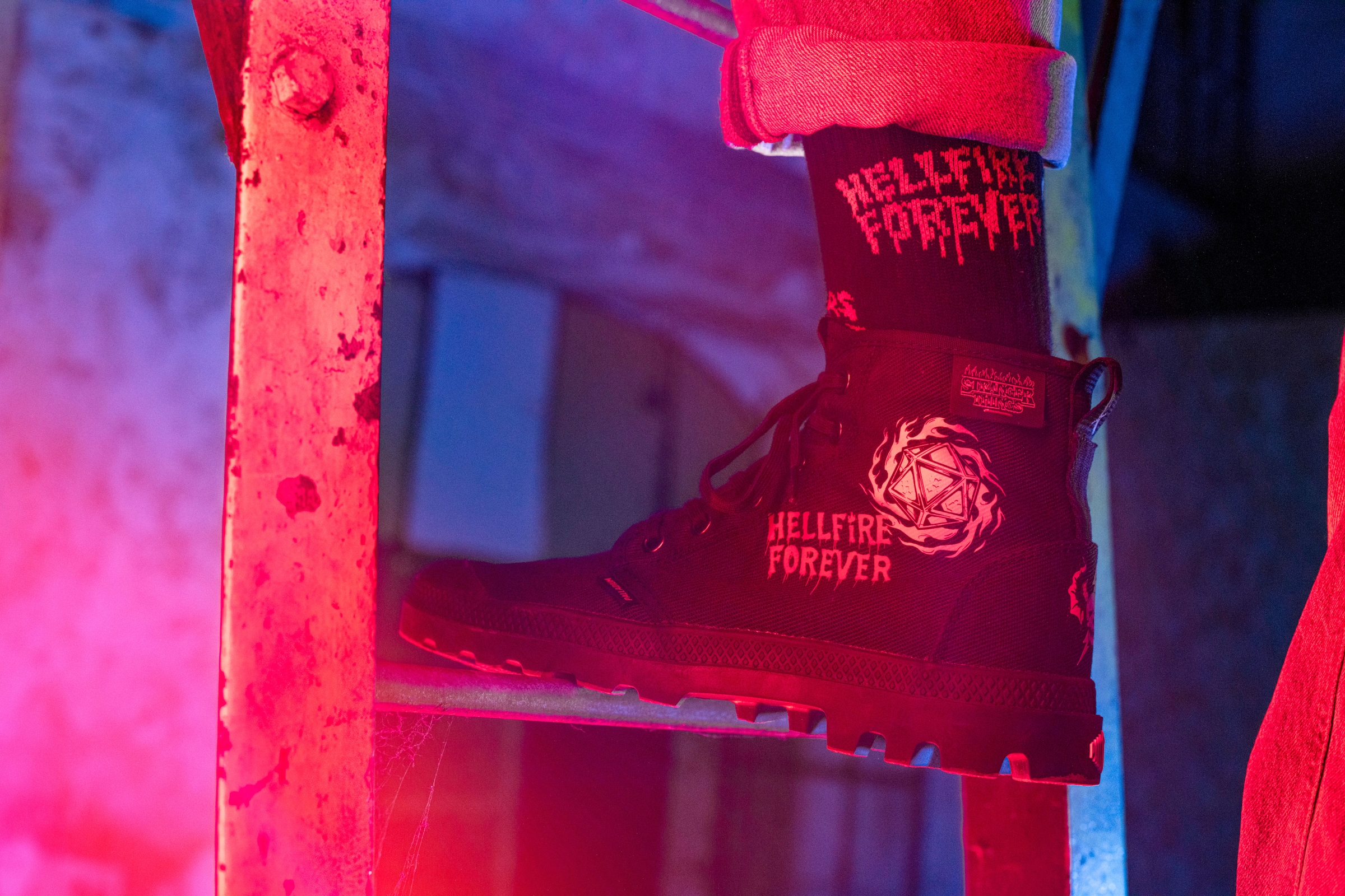 Palladium Schnürboots »STRANGER THINGS X PAMPA HELLFIRE«, Schnürstiefel aus Canvas mit Print