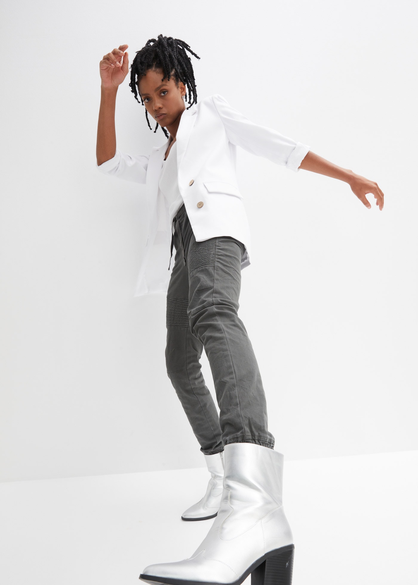 bonprix Stoffhose »Hose mit Biker-Details«  aus Baumwolle und Elasthan, Regular Fit, mit Reißverschlusstaschen