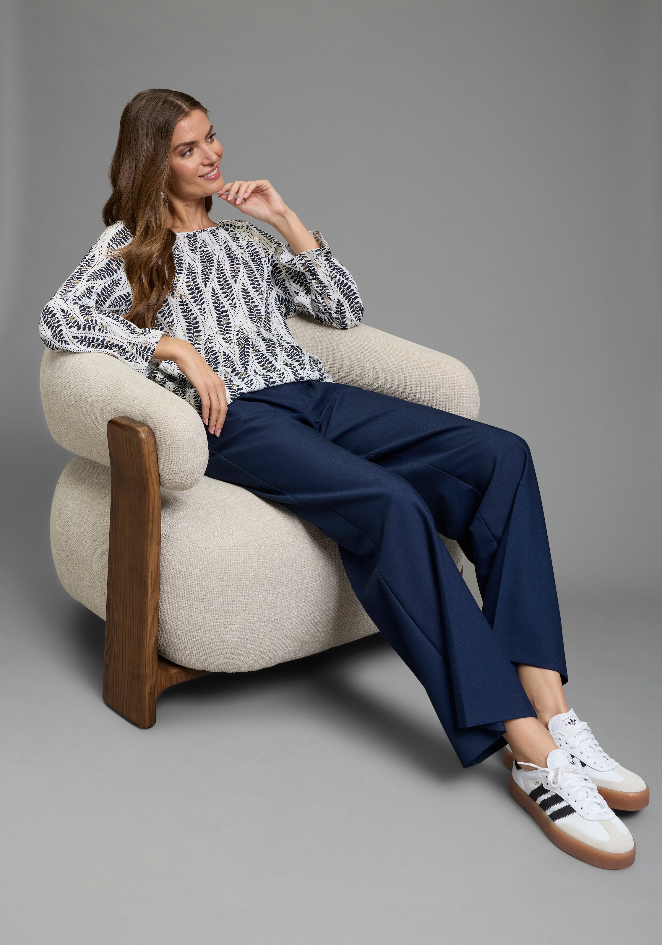 Laura Scott Schlupfbluse im femininen Look, bedruckt mit kleinen, goldfarbenen Details