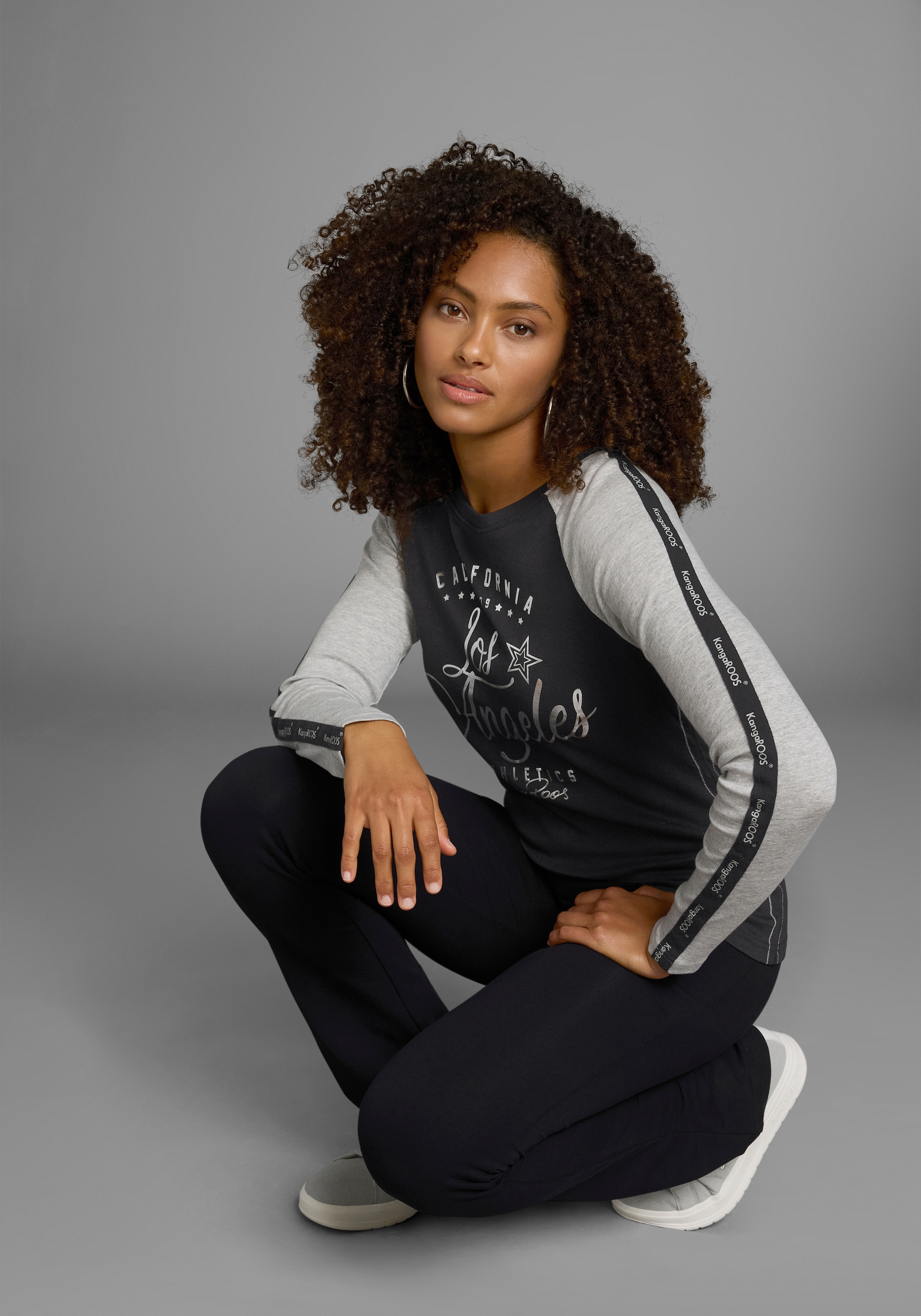 KangaROOS Longsleeve, Langarm, sehr figurbetonte Passform, mit glänzendem Metallic-Druck
