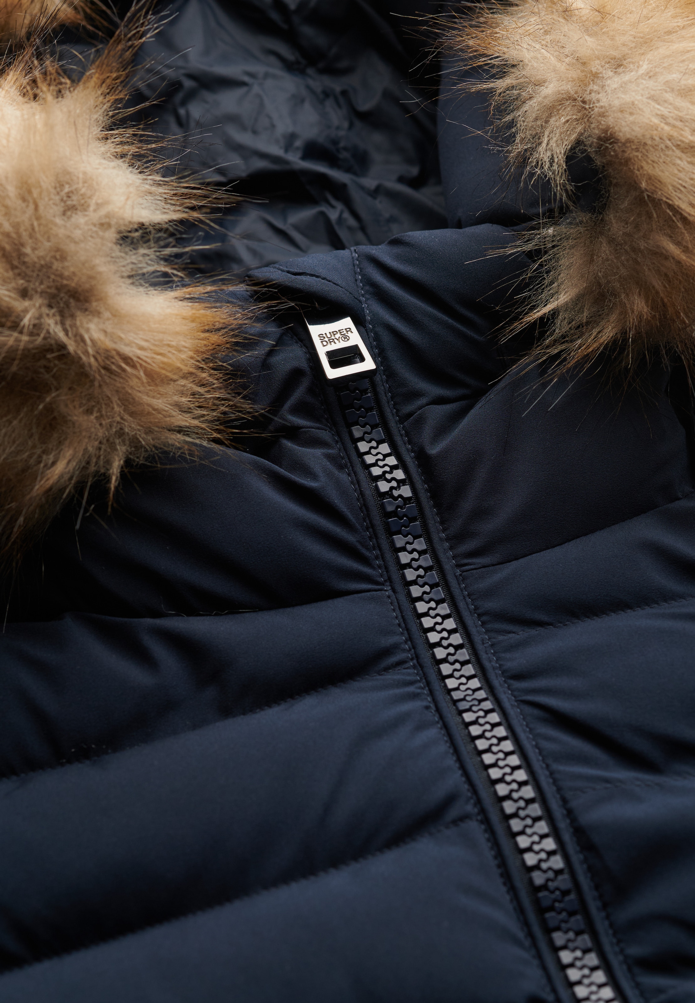 Superdry Steppjacke »FUJI FAUX FUR HOOD PADDED JKT« mit Kapuze mit Markenlabel, Slim Fit, hochschließender Kragen, aus Webmaterial